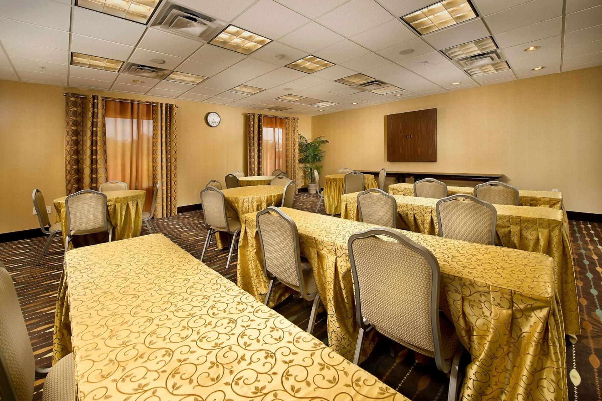 Hampton Inn Pampa photo 21