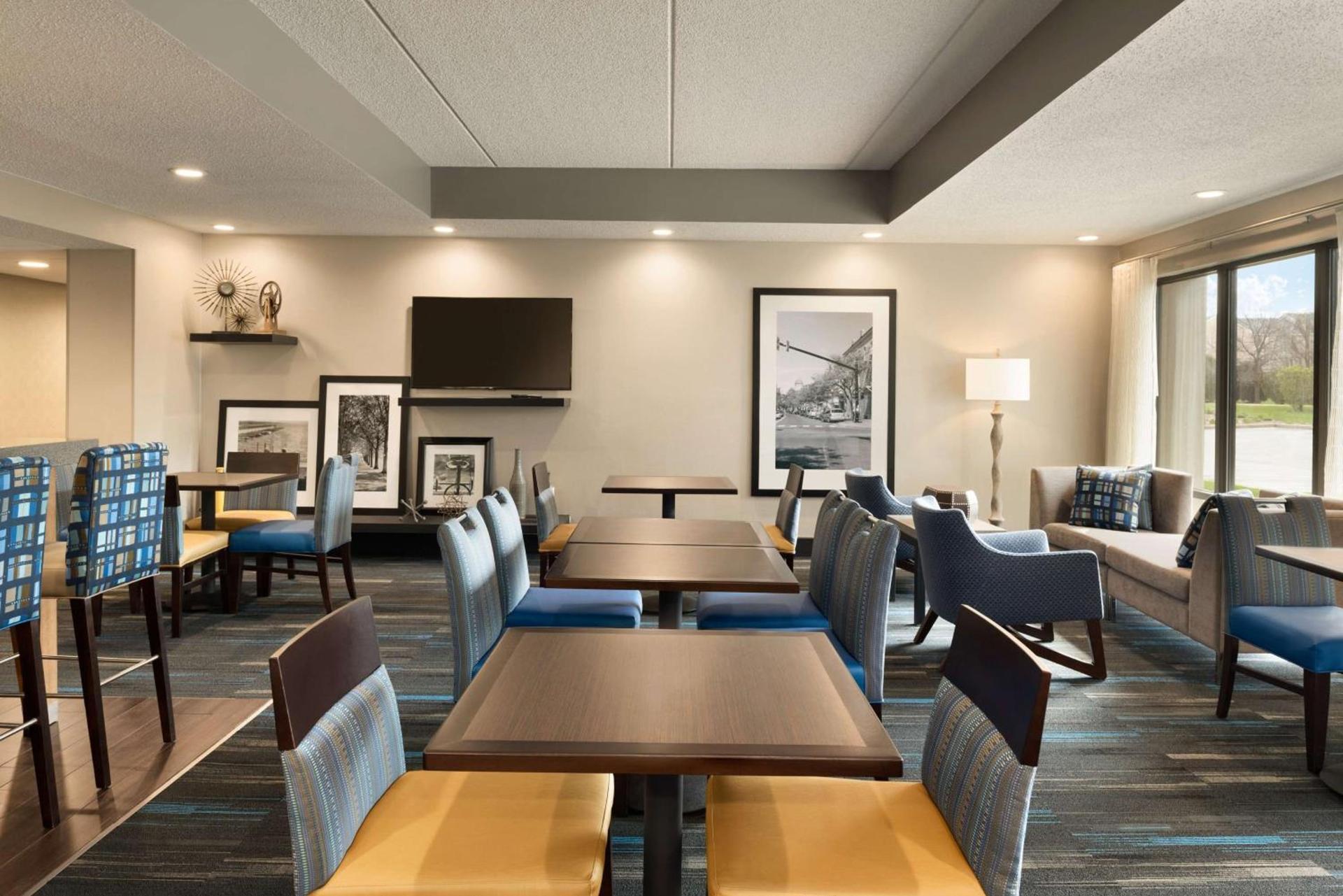 Hampton Inn Appleton-Fox River Mall Area photo 5