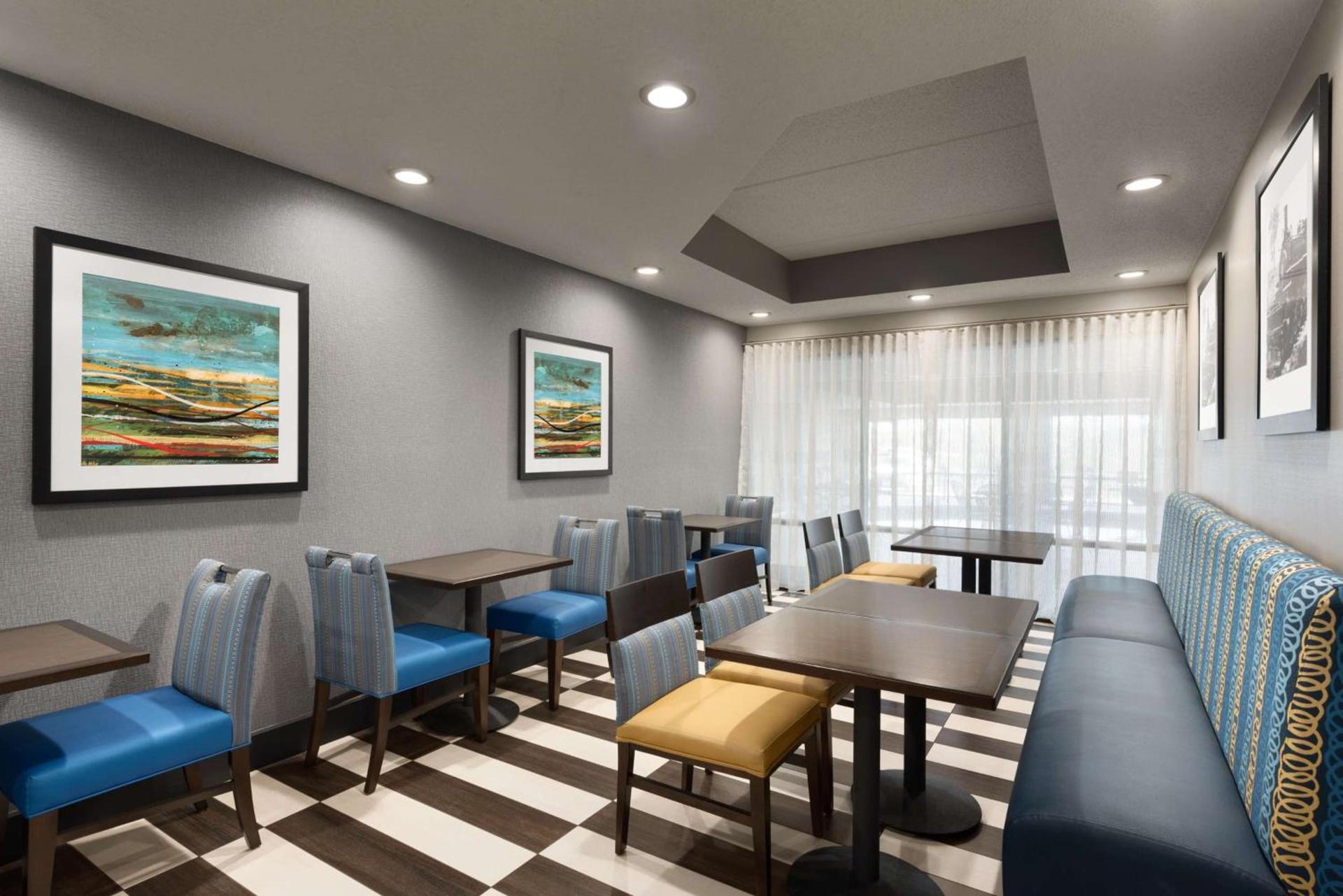 Hampton Inn Appleton-Fox River Mall Area photo 9