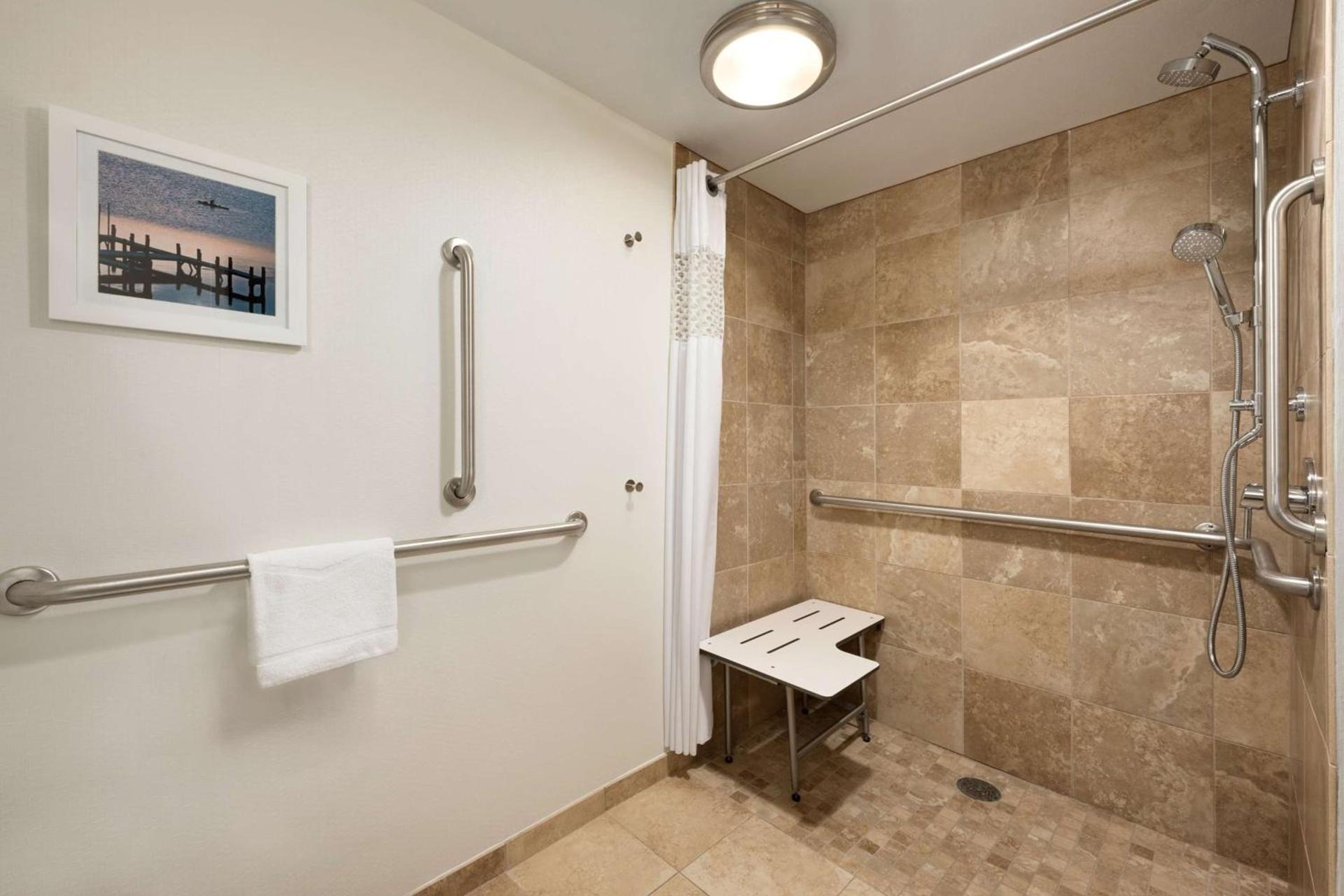 Hampton Inn Appleton-Fox River Mall Area photo 16