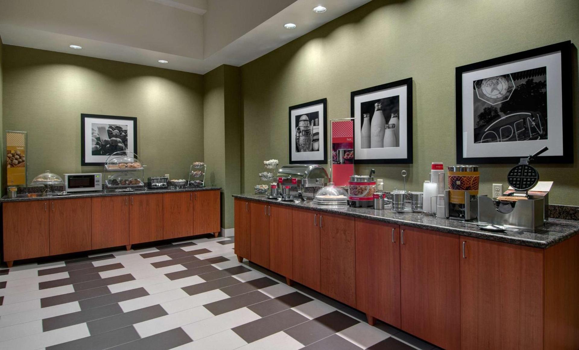 Hampton Inn & Suites Astoria photo 8