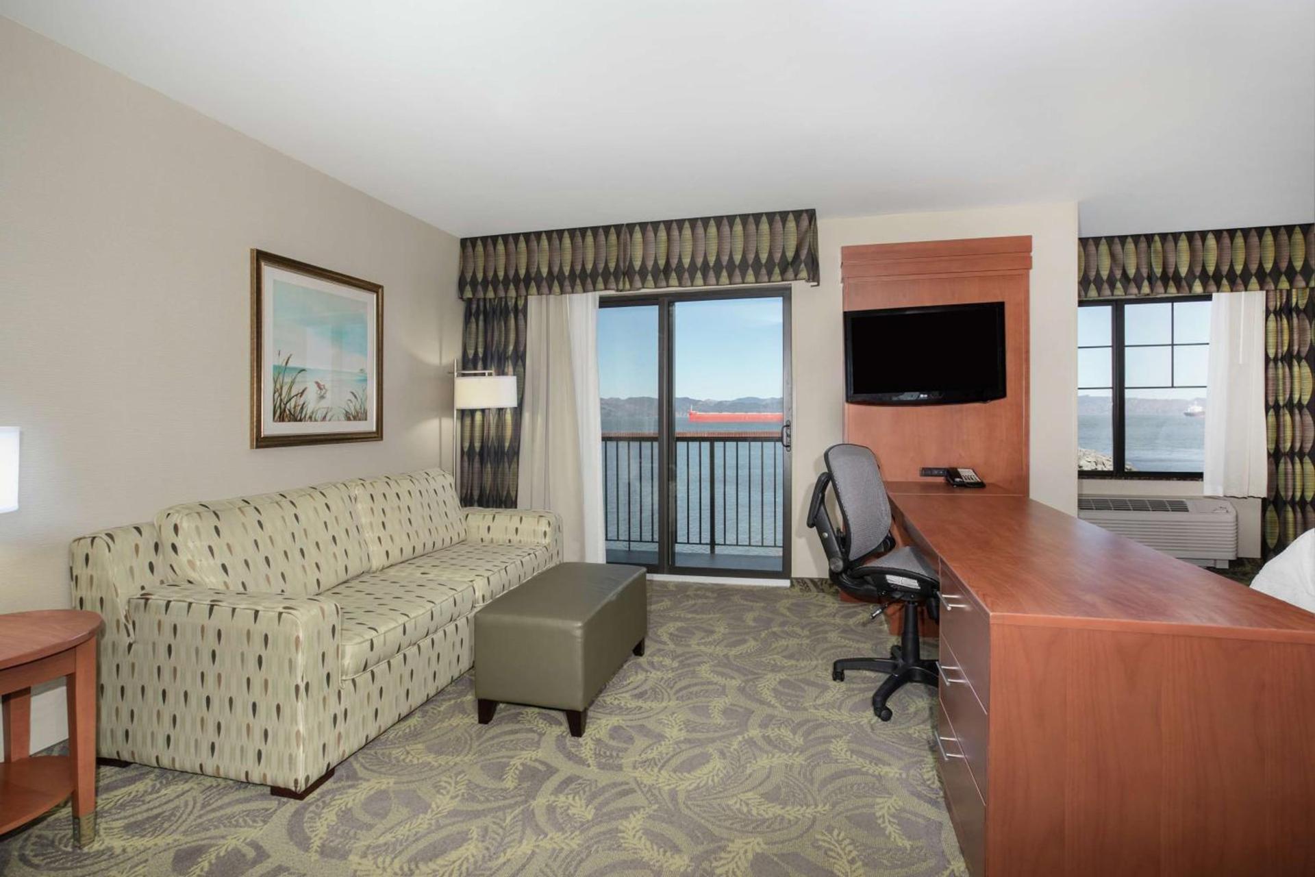Hampton Inn & Suites Astoria photo 17