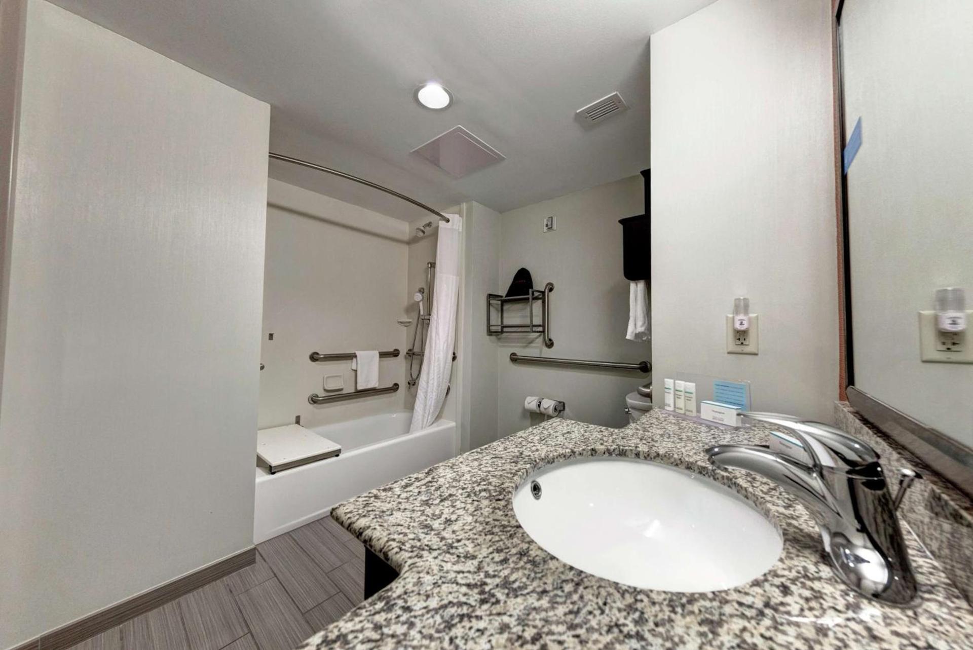 Hampton Inn Neptune photo 24