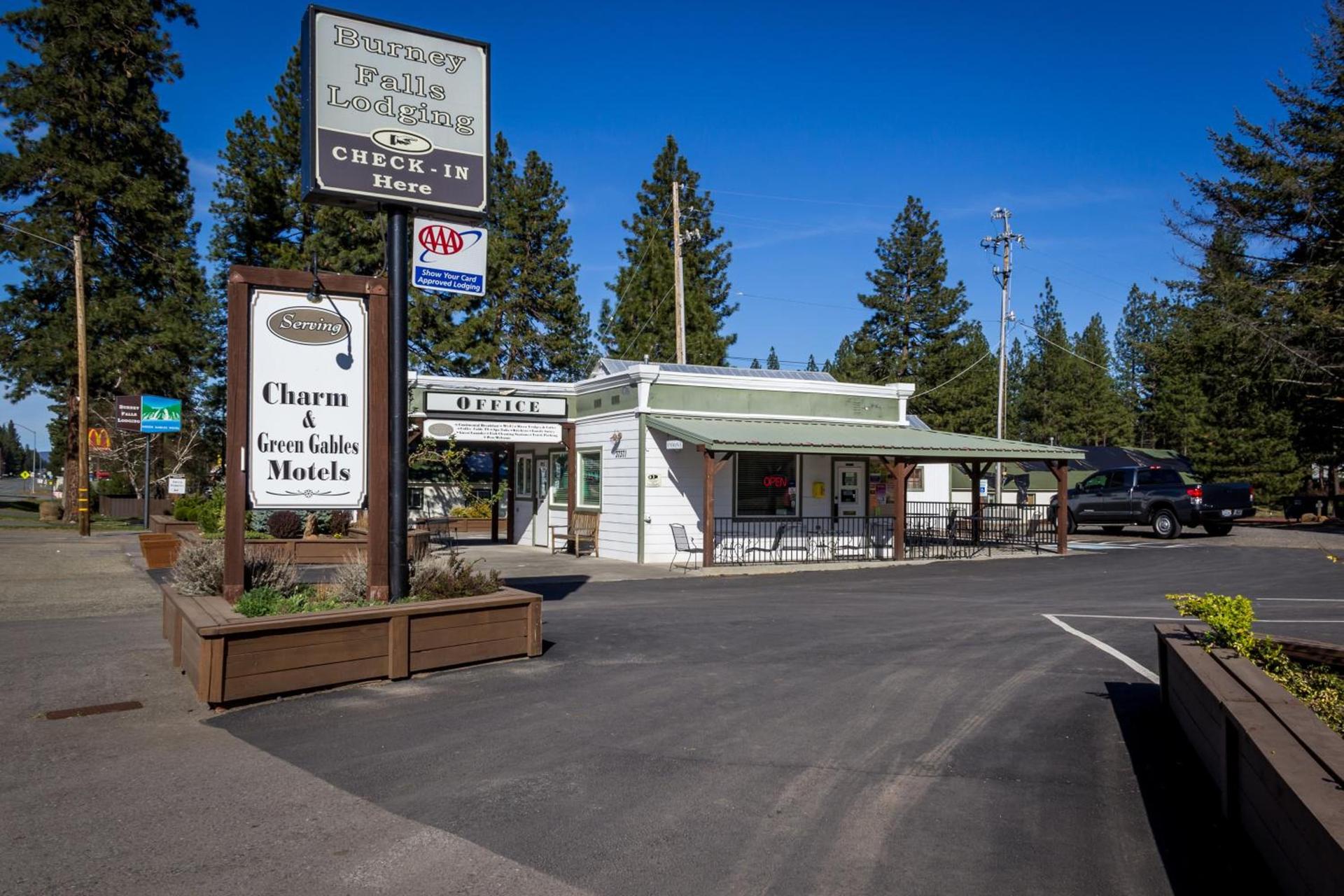 Charm Motel & Suites photo 12