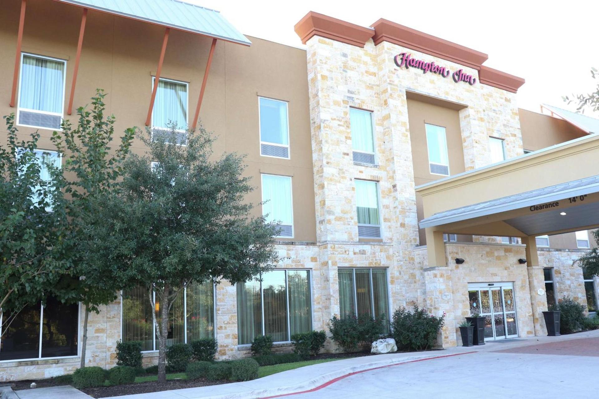 Hampton Inn Austin Oak Hill photo 2