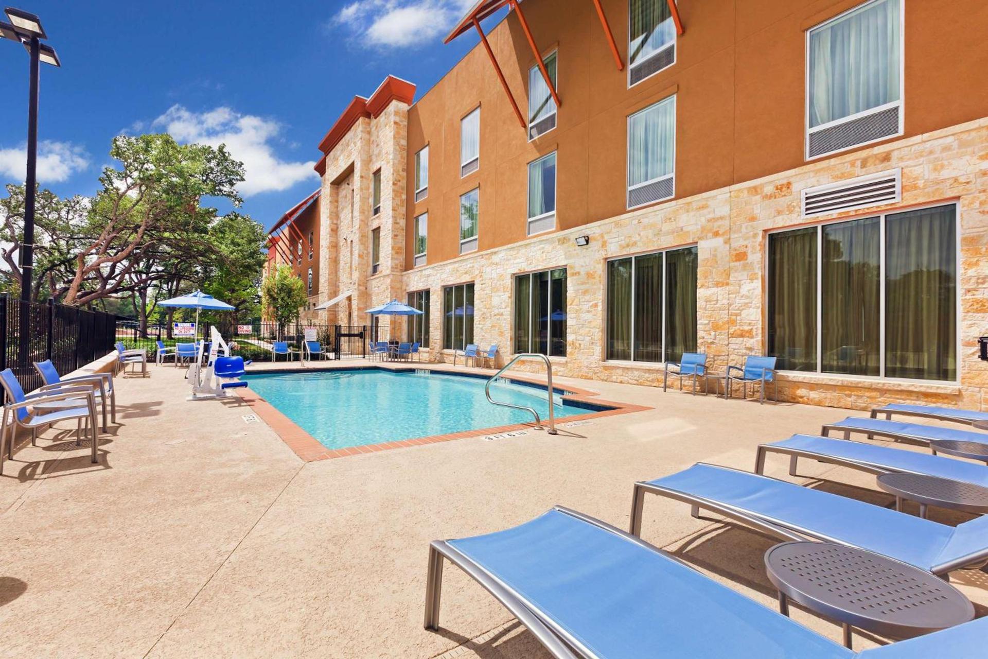 Hampton Inn Austin Oak Hill photo 6