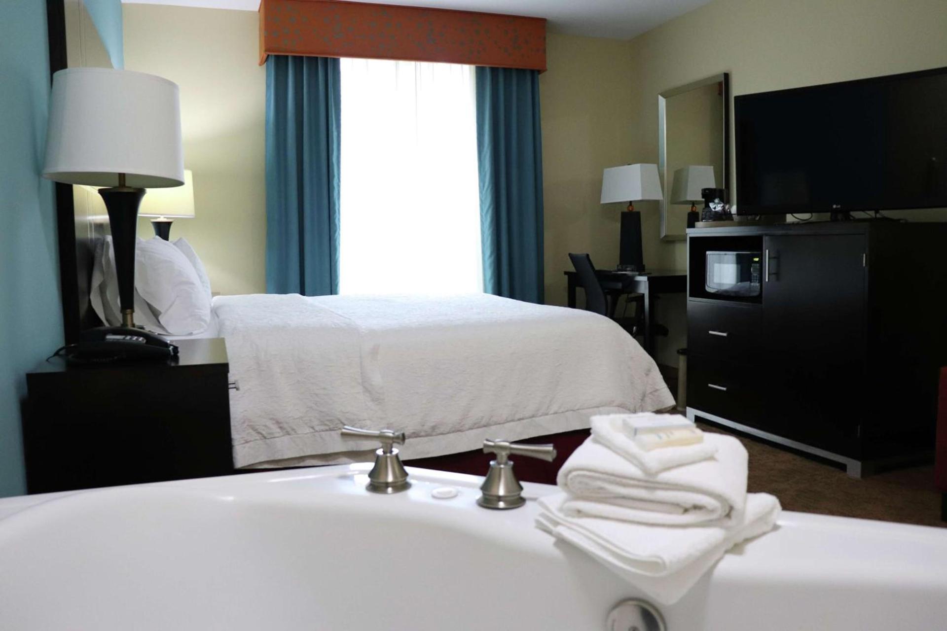 Hampton Inn Austin Oak Hill photo 17