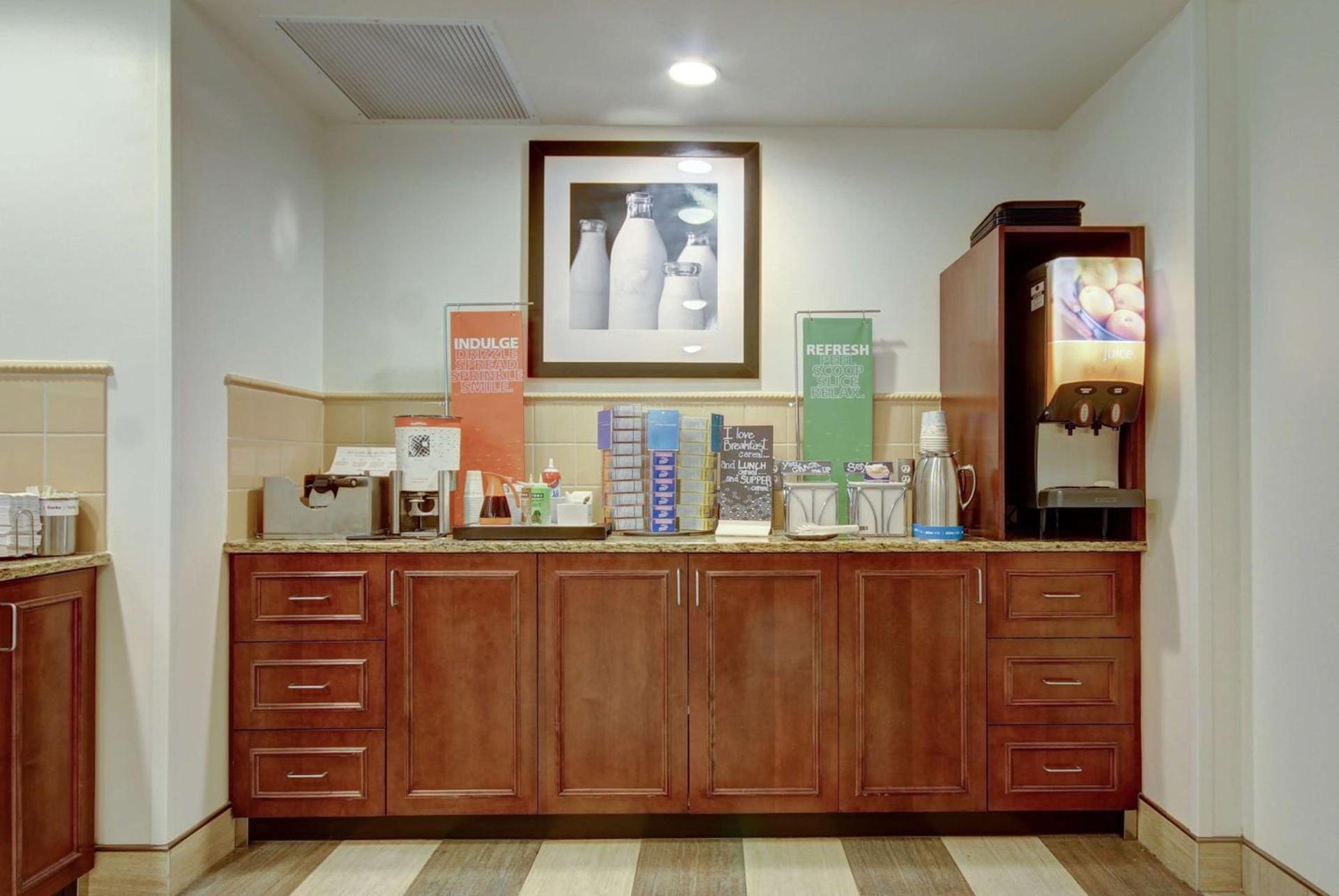 Hampton Inn and Suites Alexandria photo 8