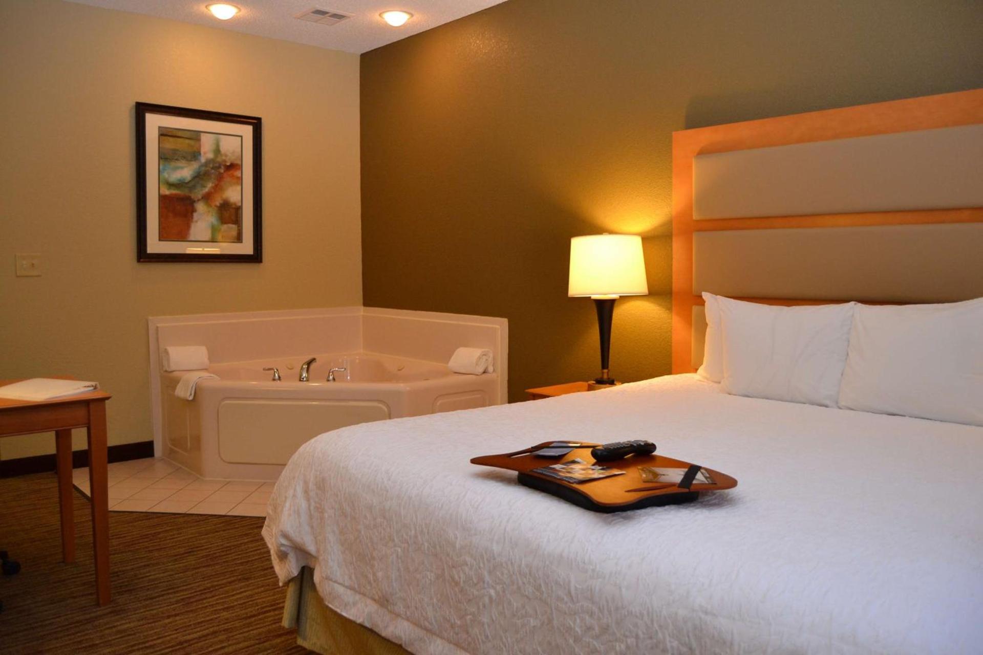 Hampton Inn & Suites Kalamazoo-Oshtemo photo 12