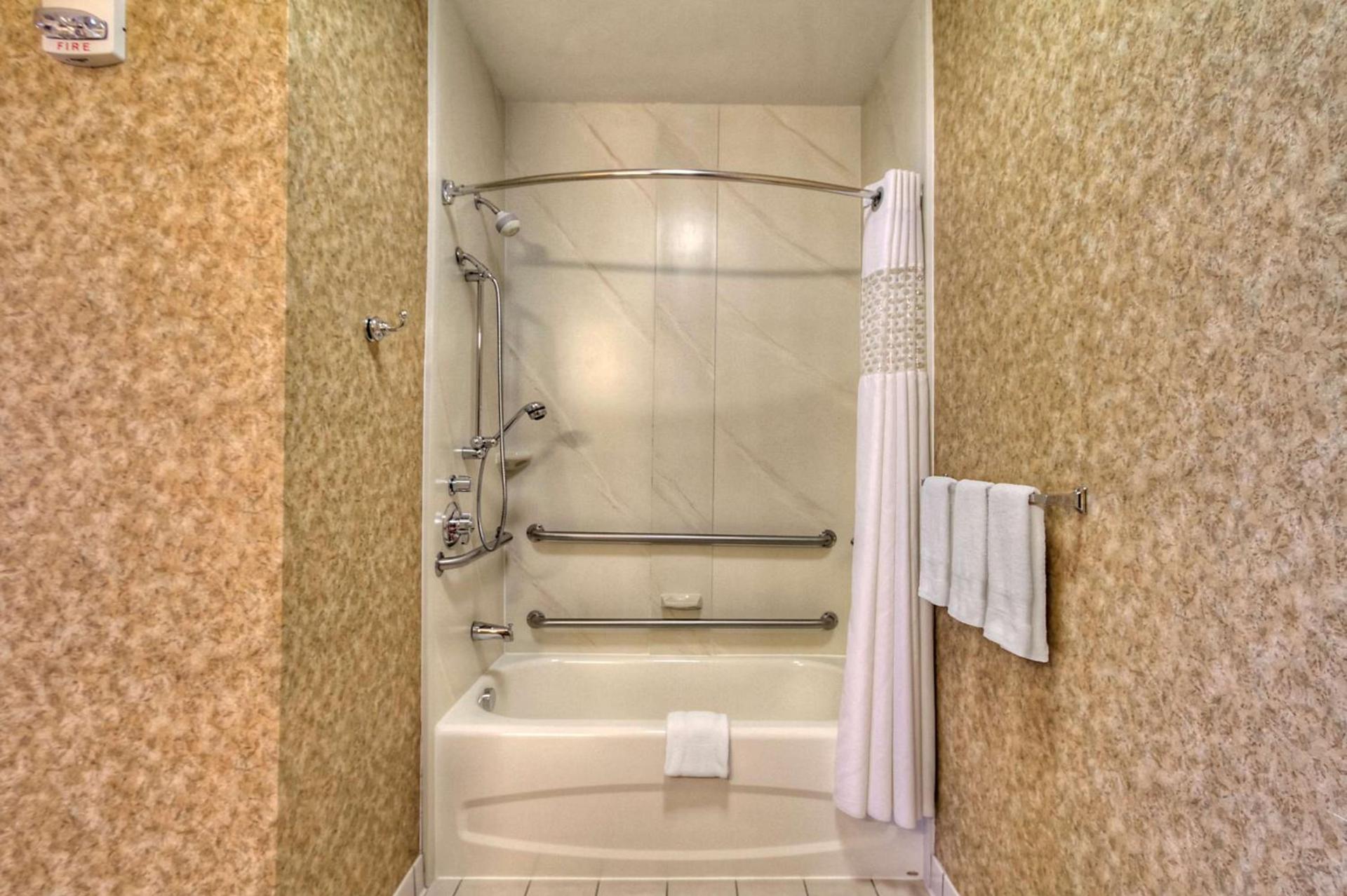 Hampton Inn & Suites Kalamazoo-Oshtemo photo 21