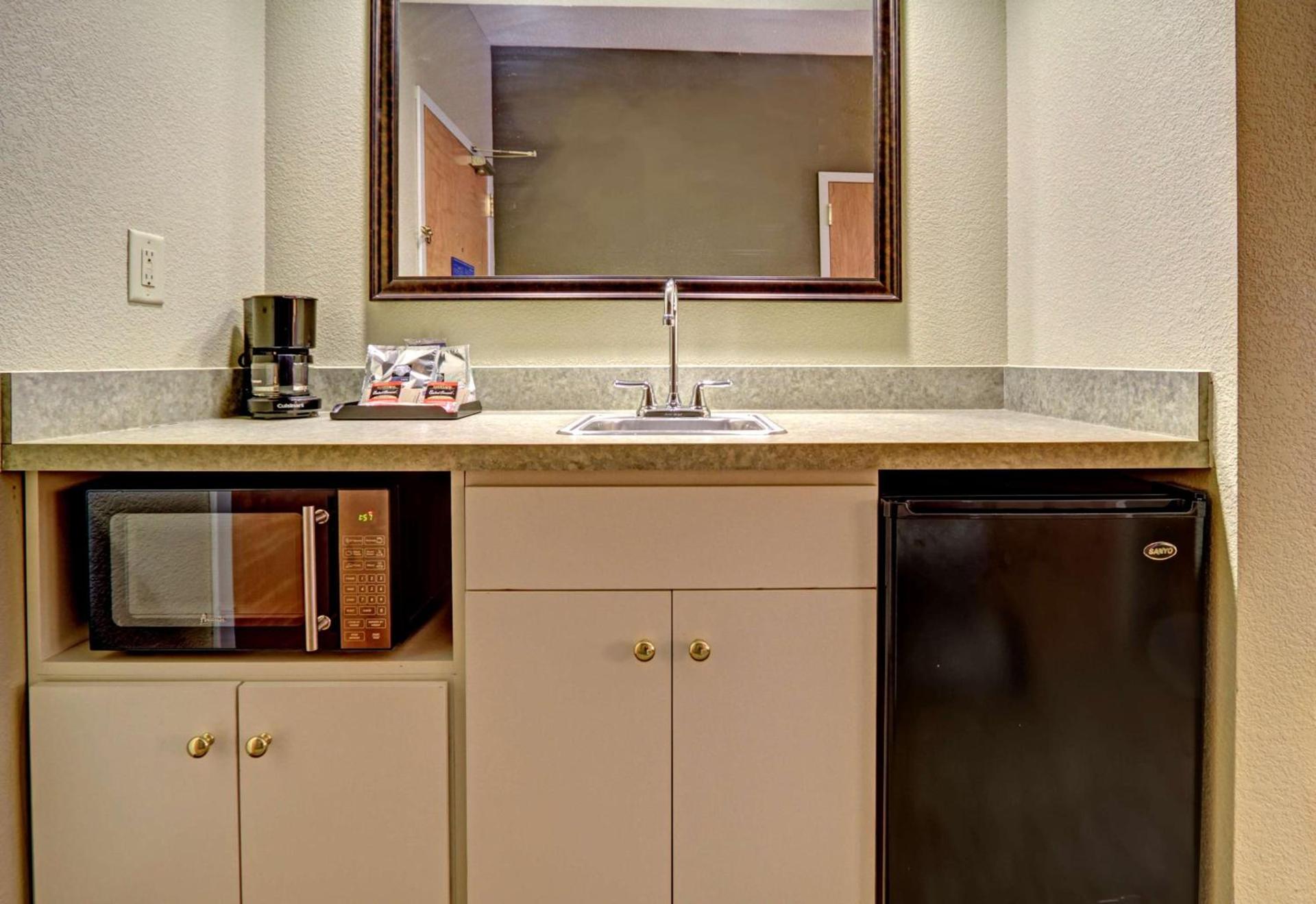 Hampton Inn & Suites Kalamazoo-Oshtemo photo 33