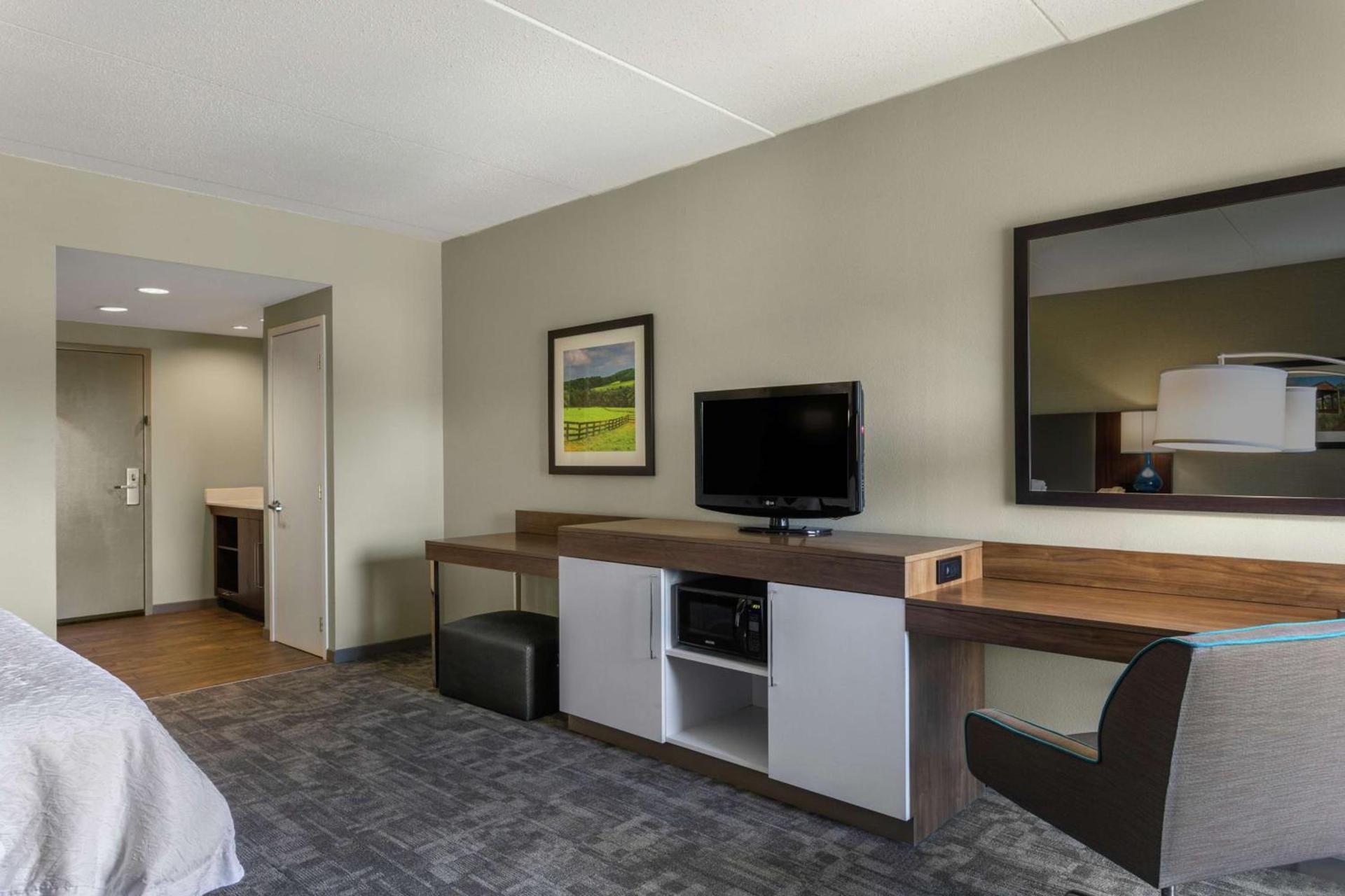 Hampton Inn Bedford photo 14