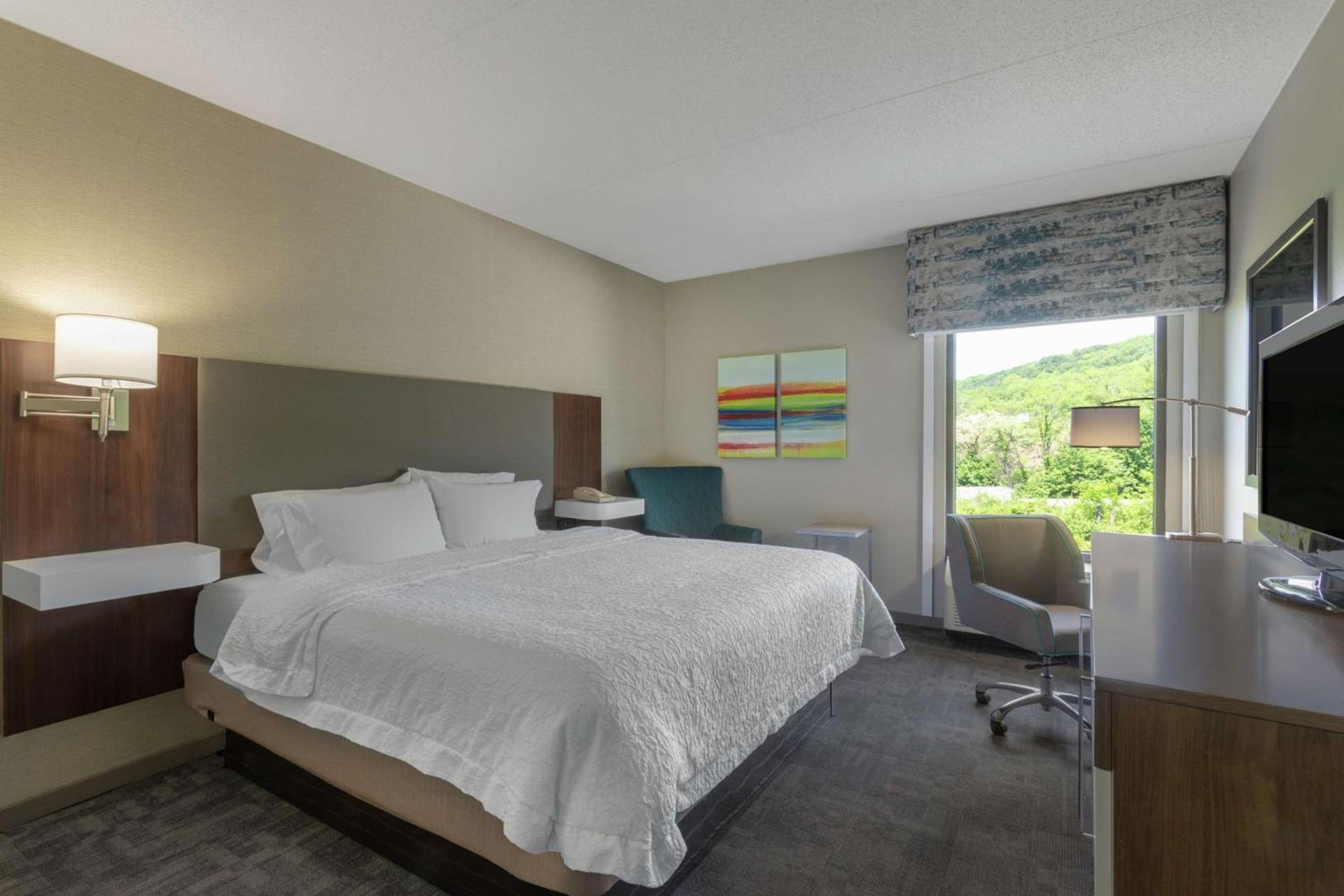 Hampton Inn Bedford photo 17