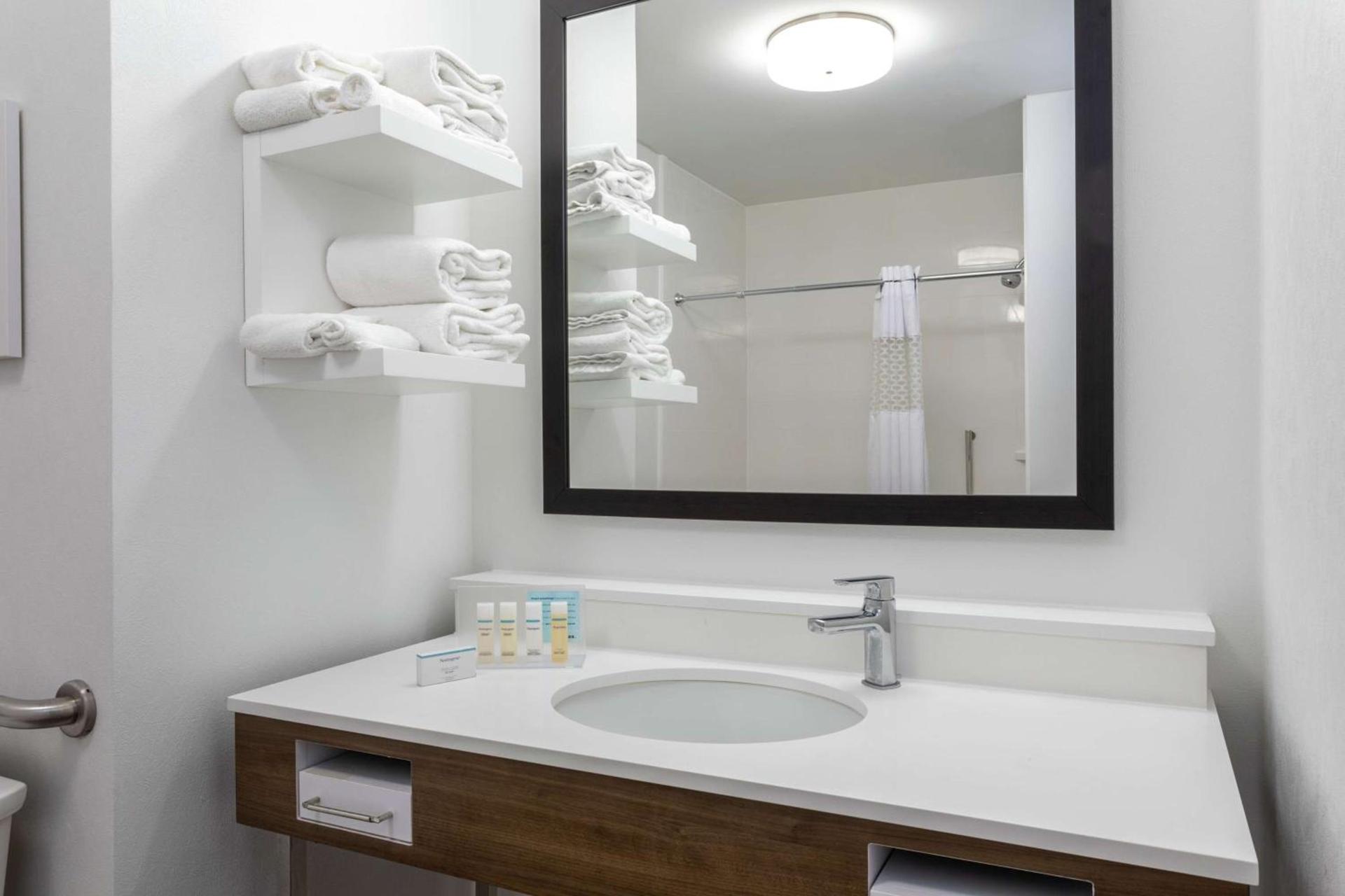 Hampton Inn Bedford photo 20