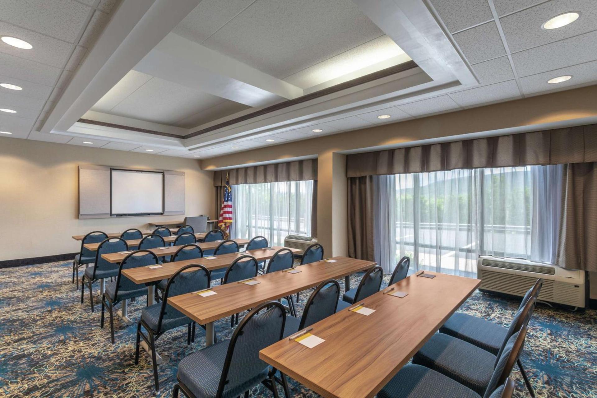 Hampton Inn Bedford photo 24