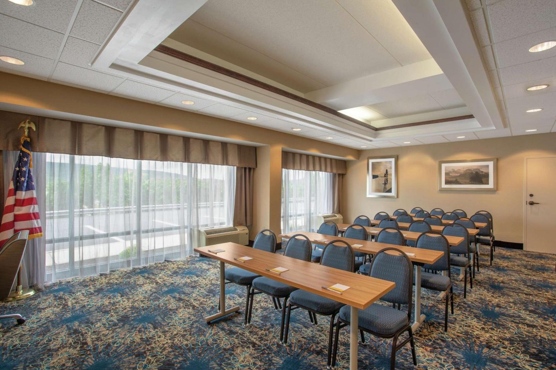 Hampton Inn Bedford photo 25