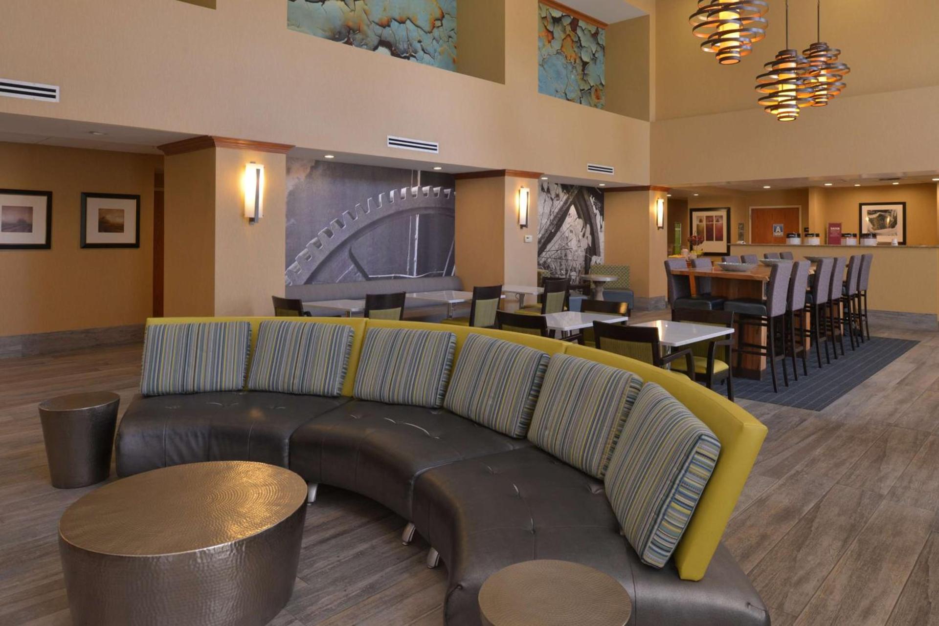 Hampton Inn and Suites Bakersfield North-Airport photo 5