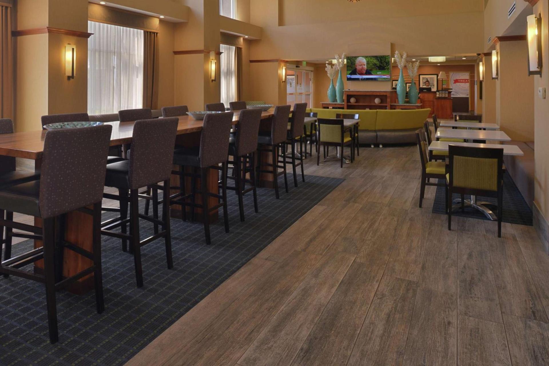 Hampton Inn and Suites Bakersfield North-Airport photo 7