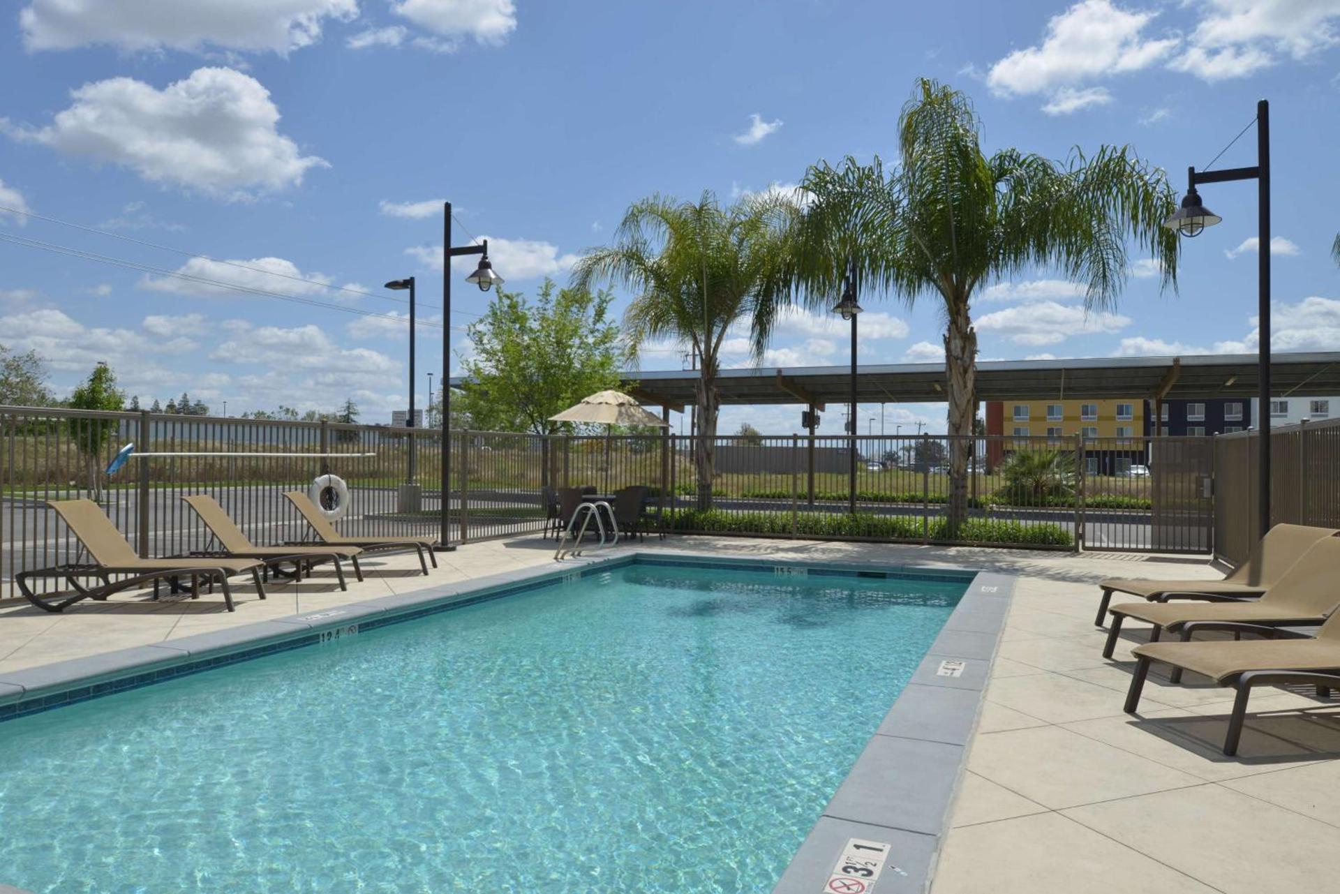 Hampton Inn and Suites Bakersfield North-Airport photo 8