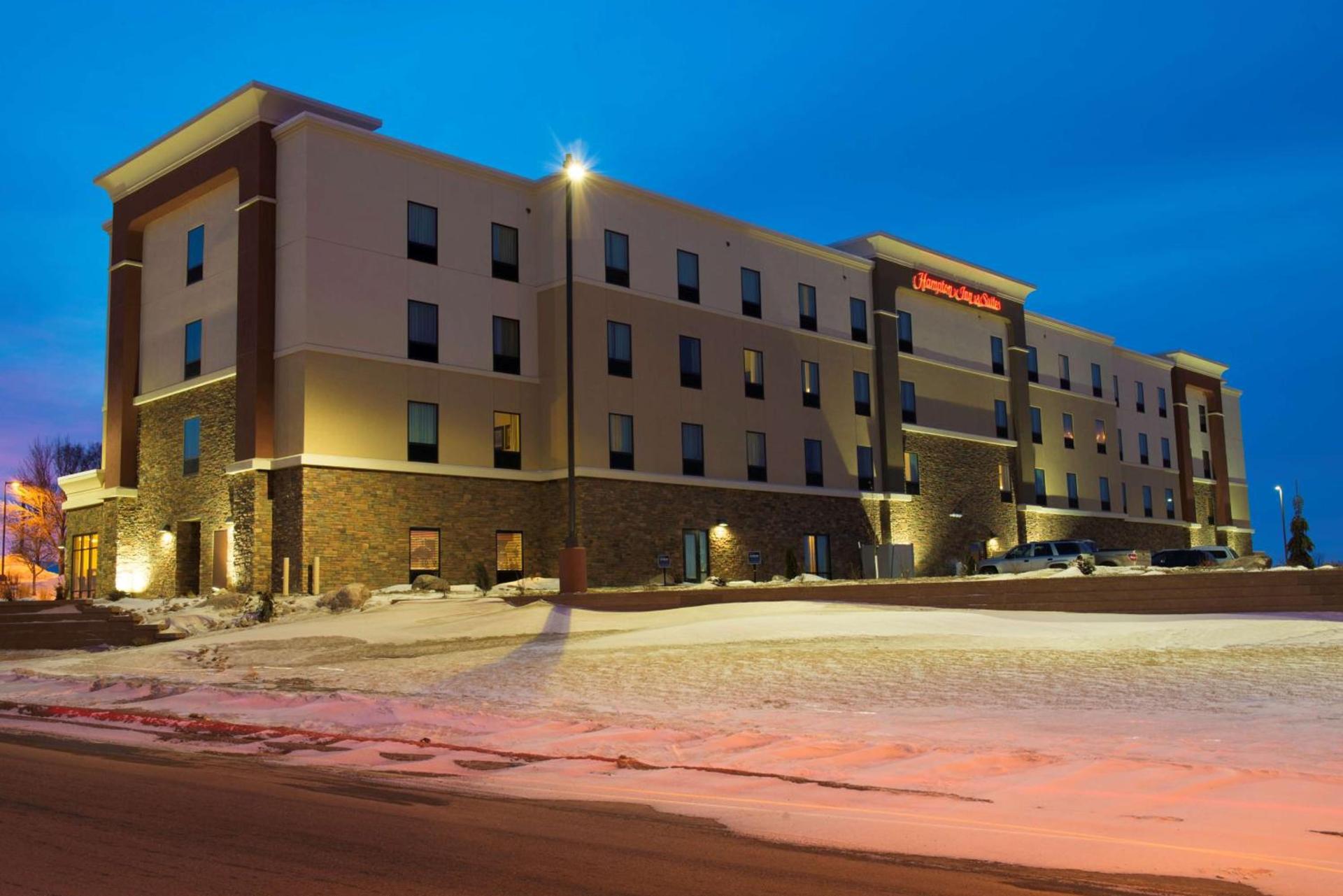 Hampton Inn & Suites Bismarck Northwest photo 2