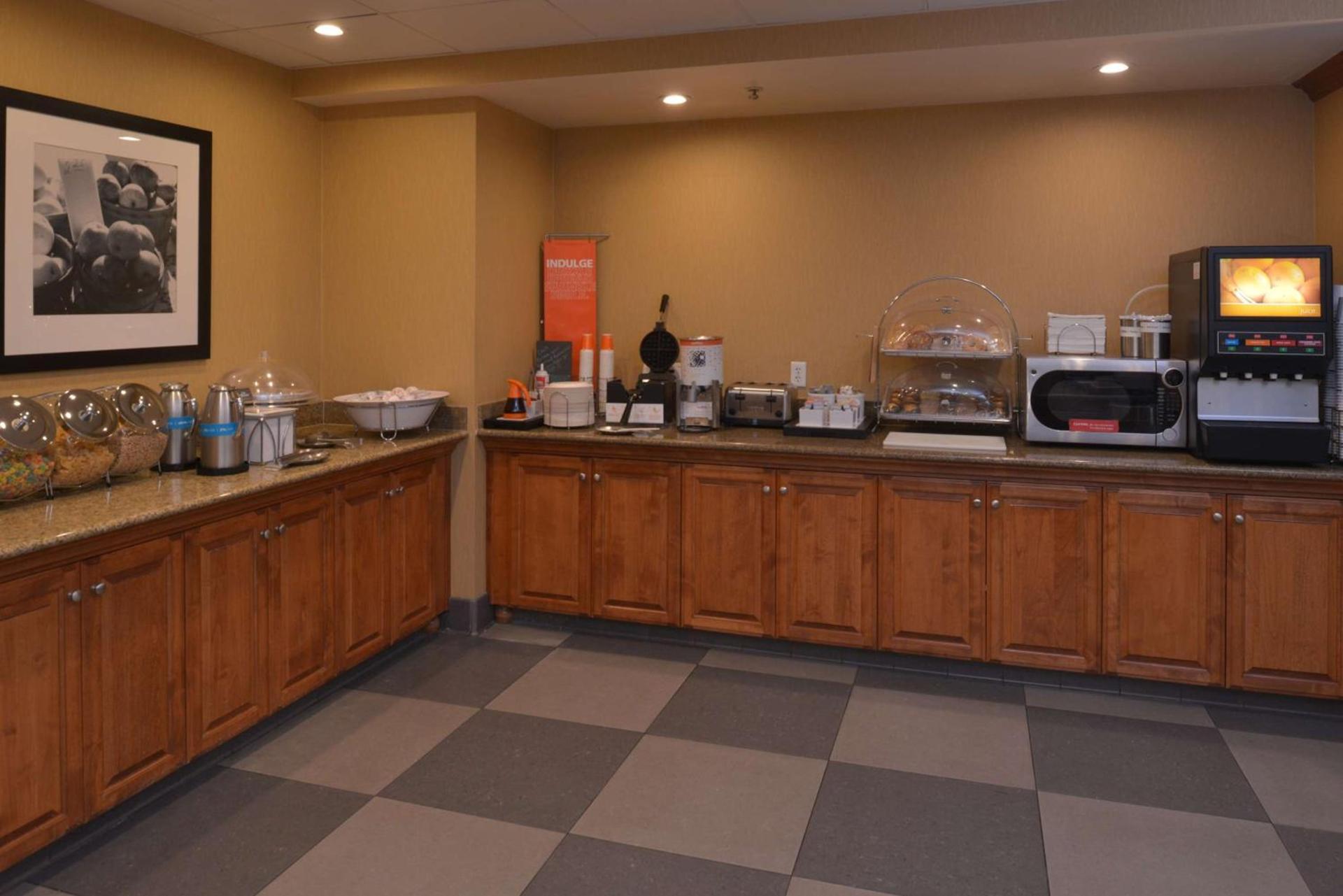 Hampton Inn and Suites Bakersfield North-Airport photo 10