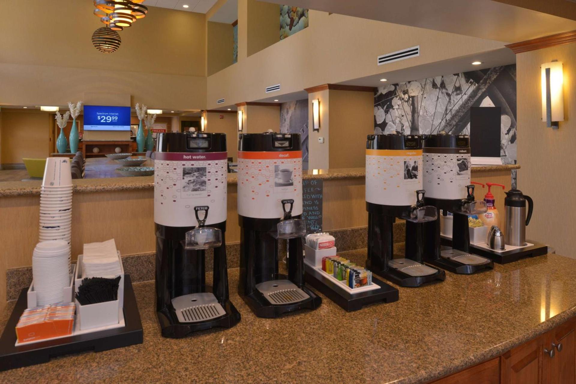 Hampton Inn and Suites Bakersfield North-Airport photo 11