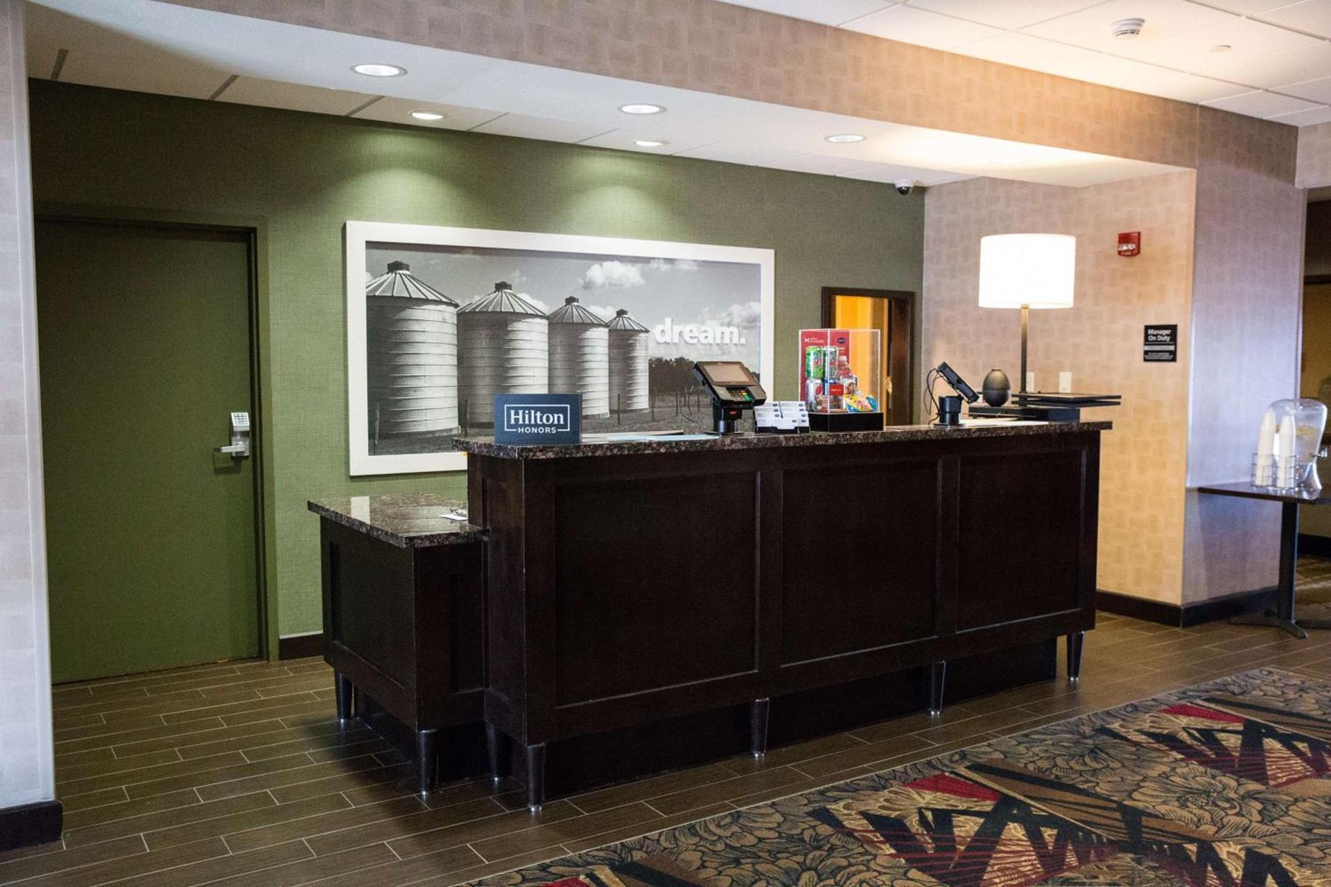 Hampton Inn & Suites Bismarck Northwest photo 5