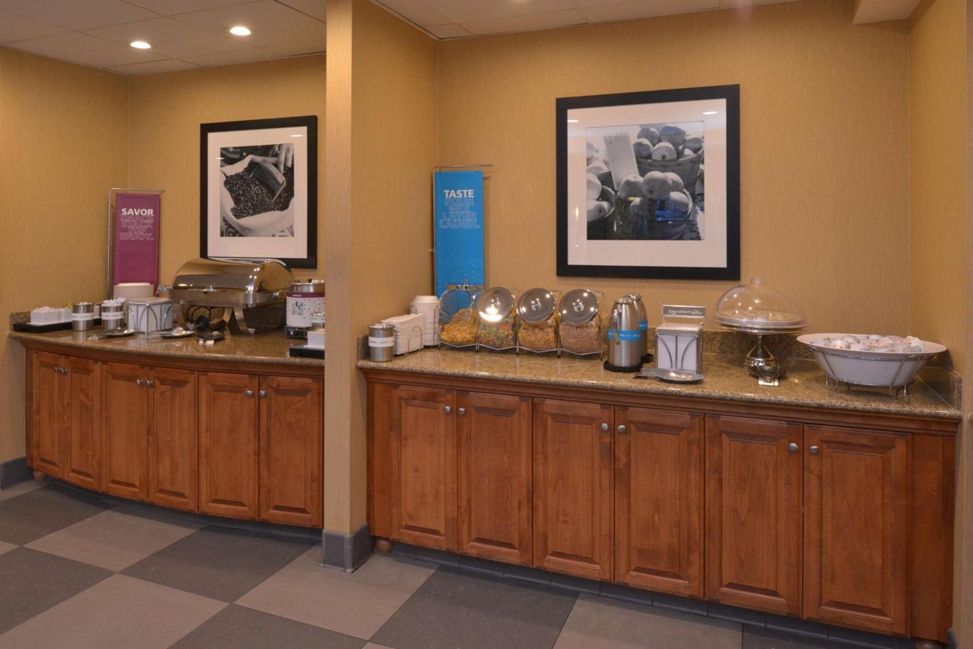 Hampton Inn and Suites Bakersfield North-Airport photo 13