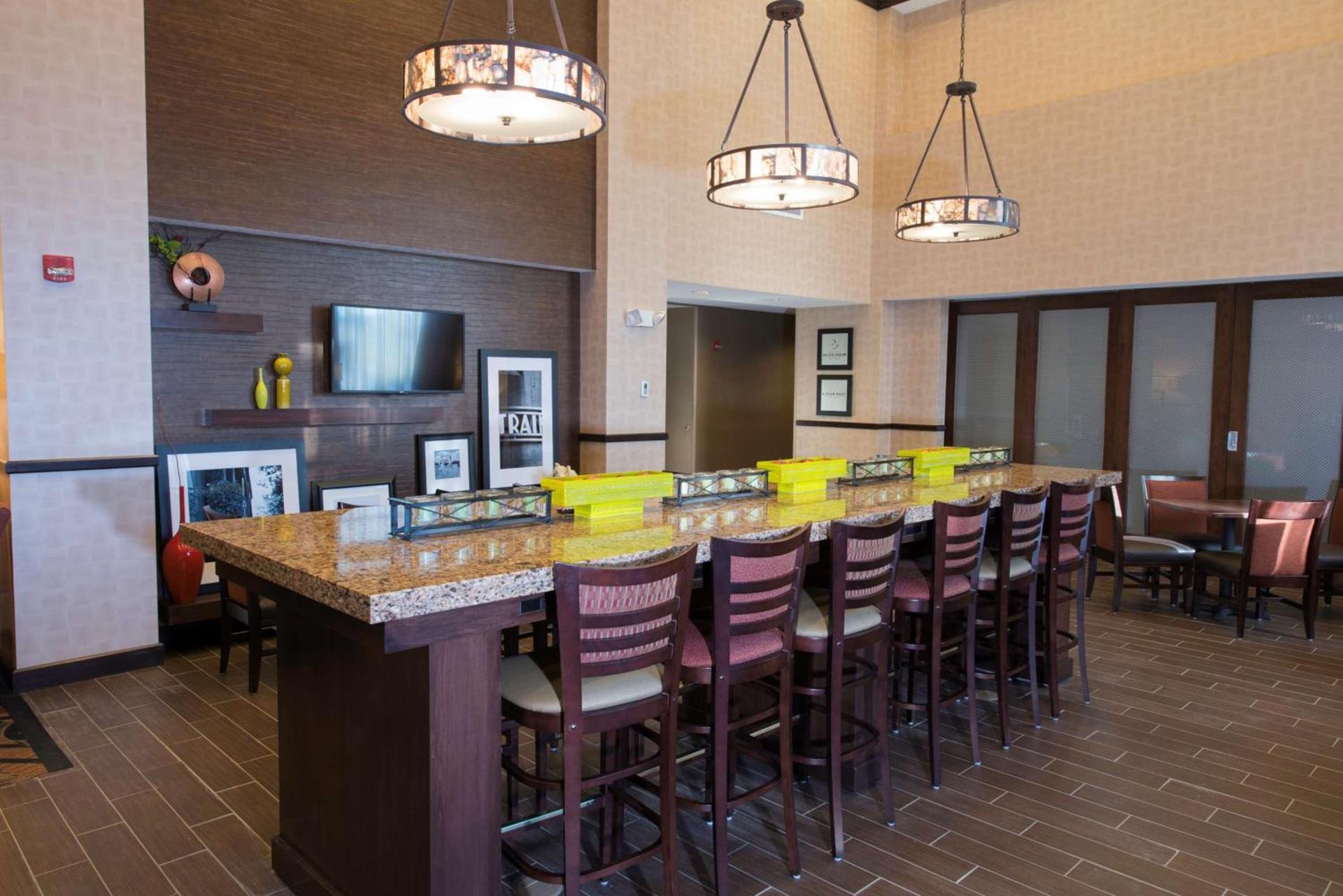 Hampton Inn & Suites Bismarck Northwest photo 8