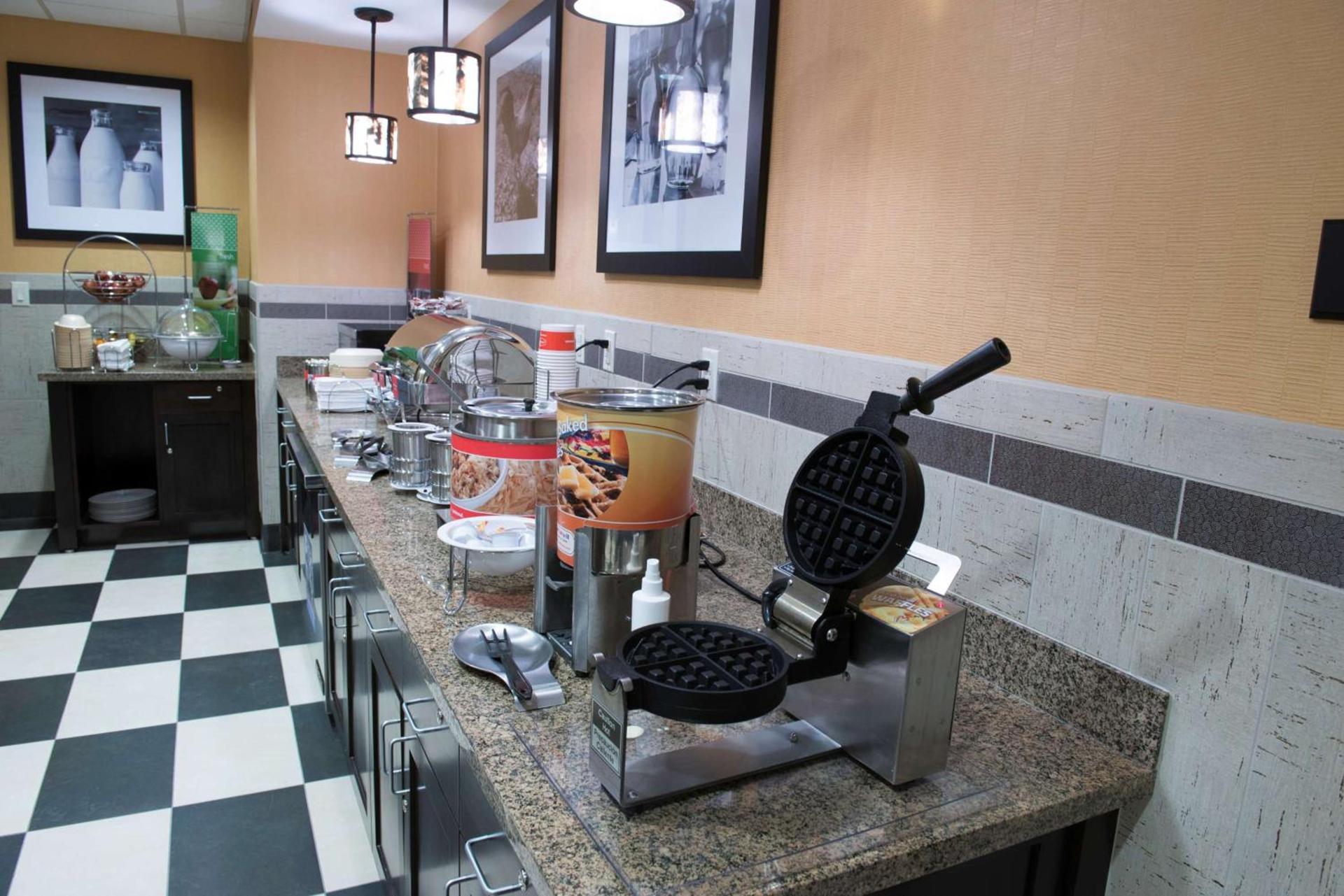 Hampton Inn & Suites Bismarck Northwest photo 12