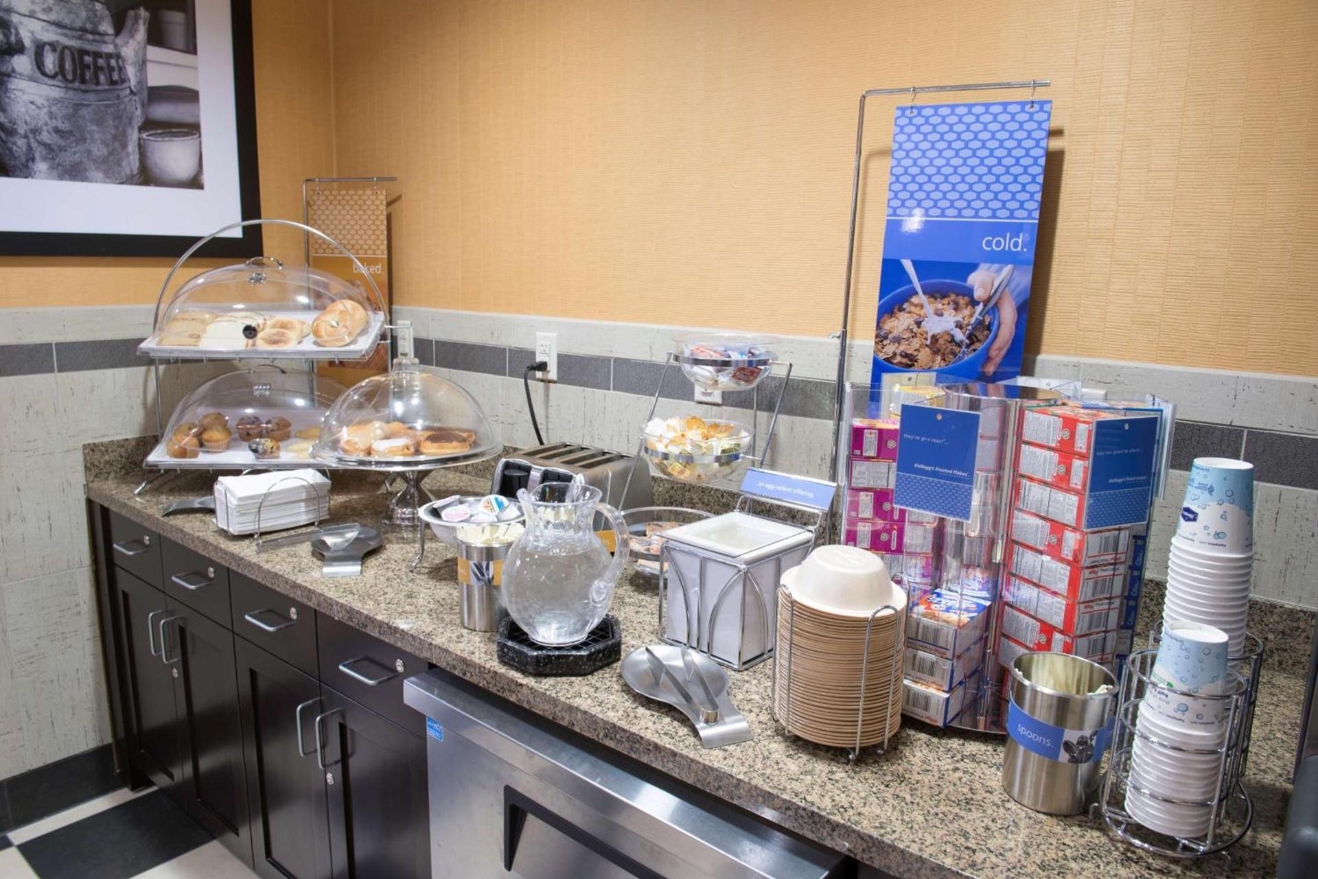Hampton Inn & Suites Bismarck Northwest photo 13