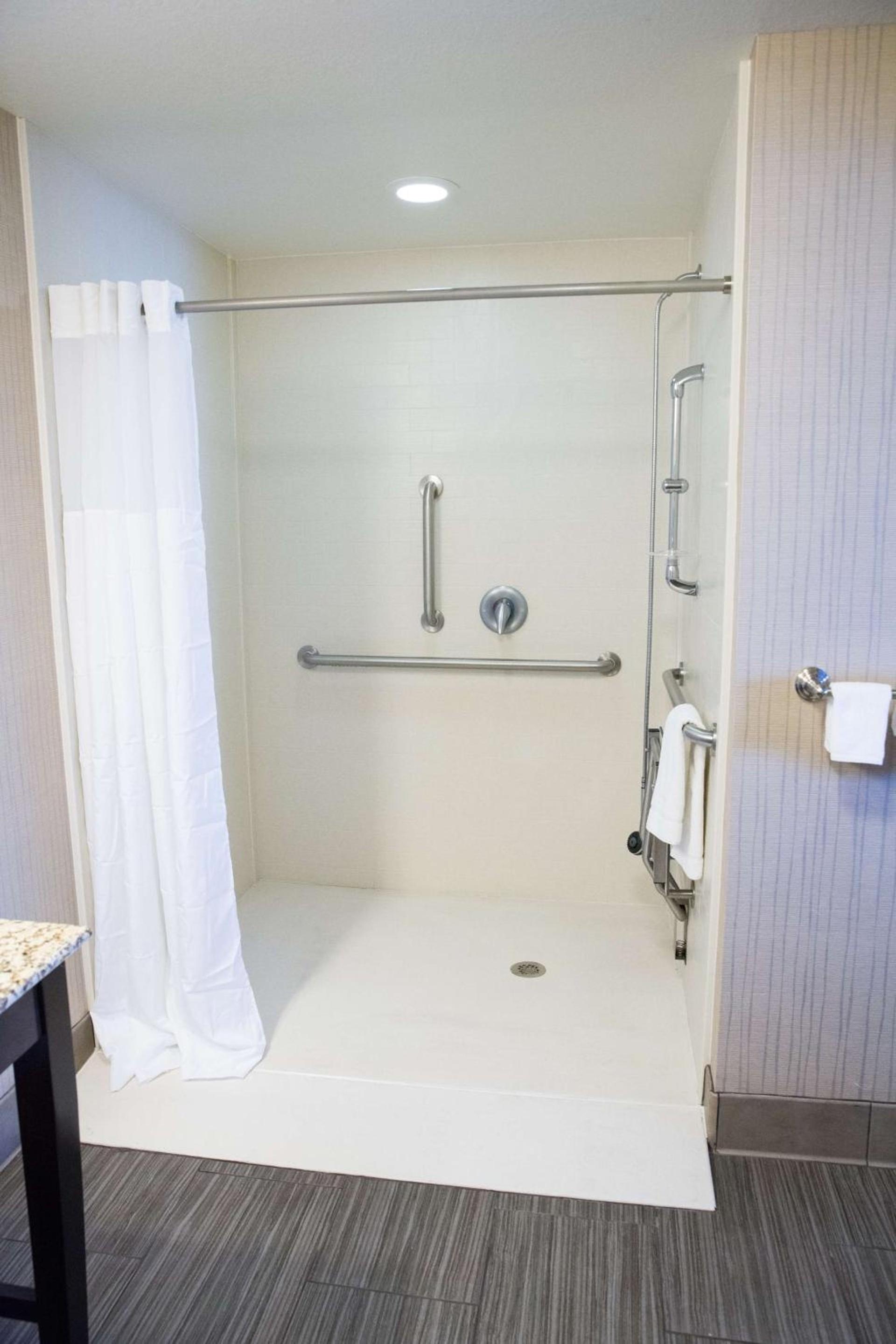 Hampton Inn & Suites Bismarck Northwest photo 16