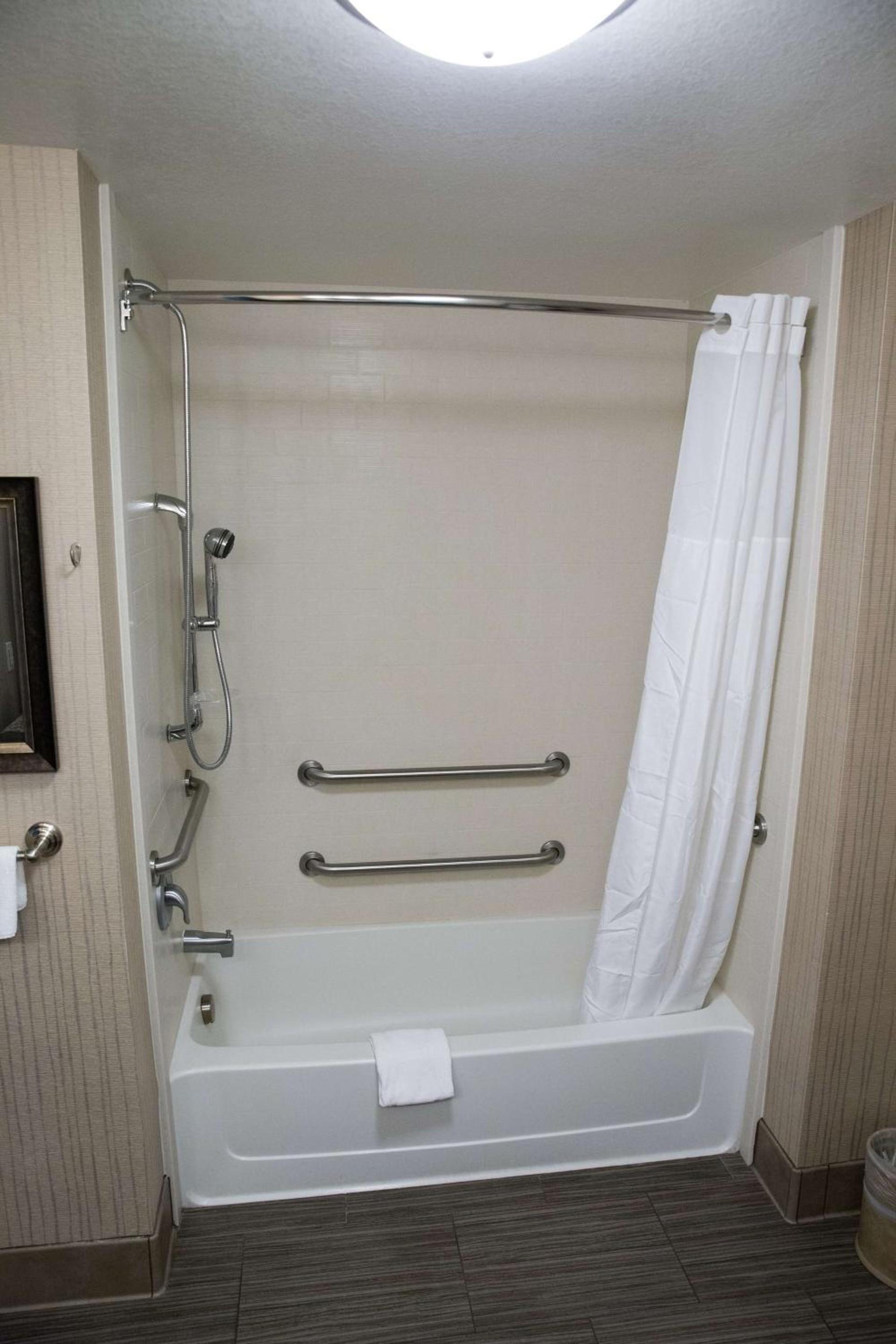 Hampton Inn & Suites Bismarck Northwest photo 17