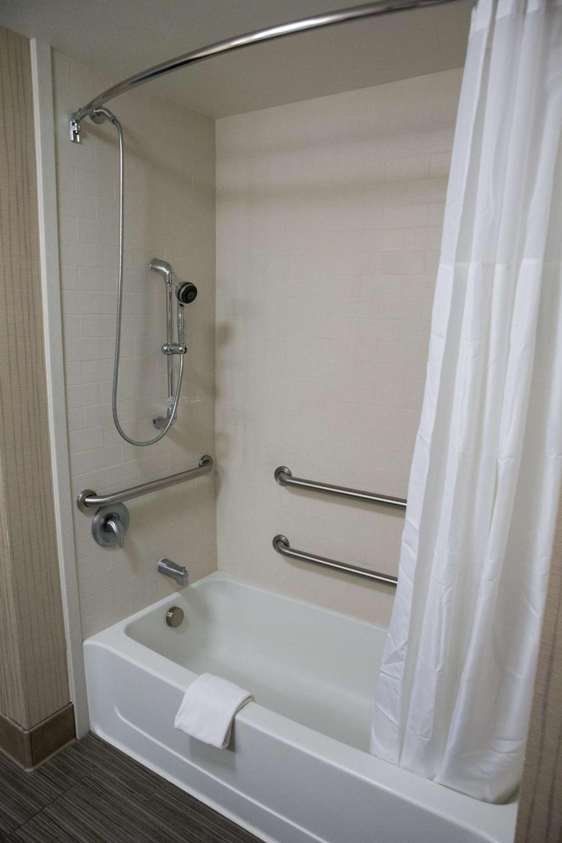 Hampton Inn & Suites Bismarck Northwest photo 18