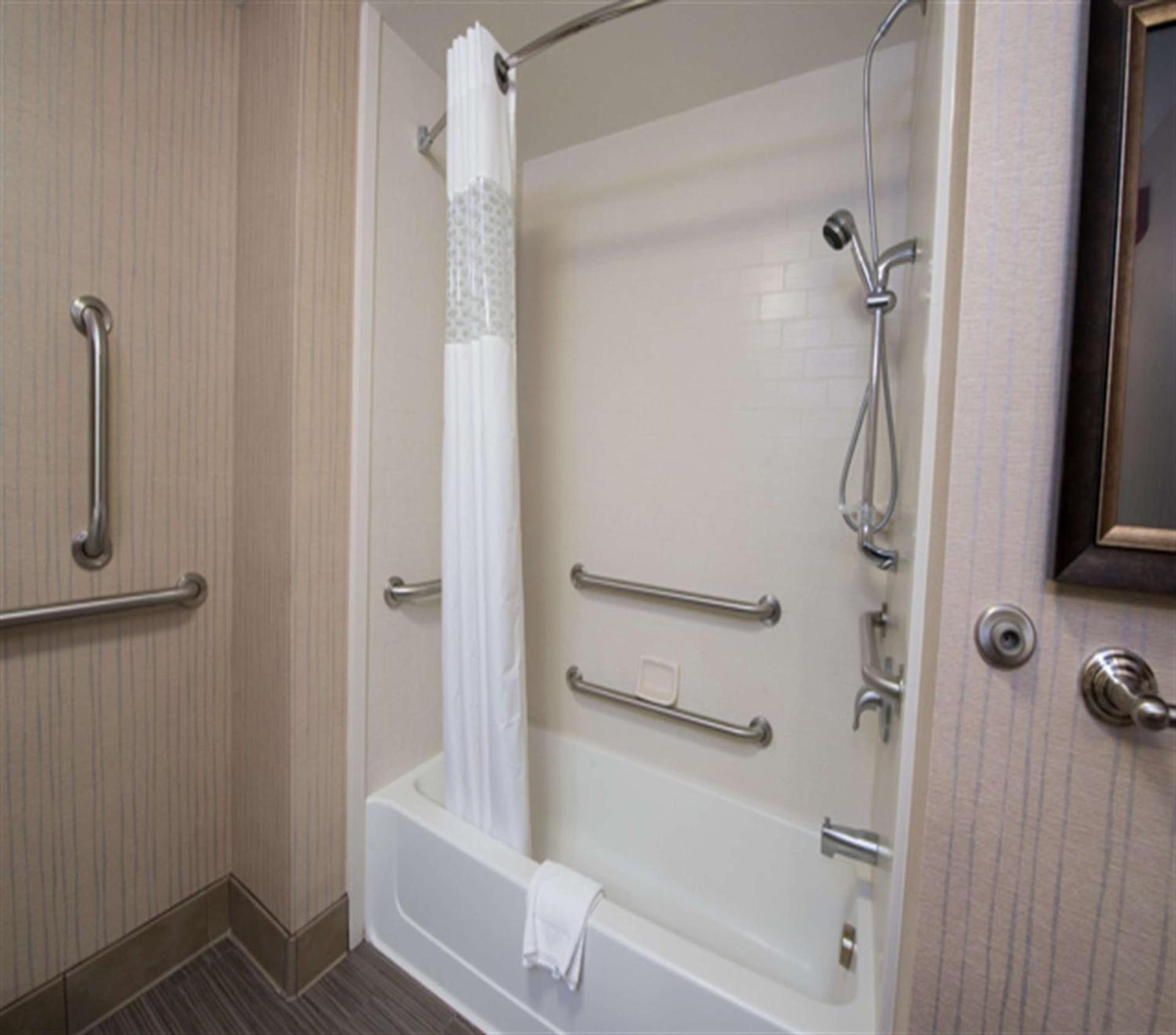 Hampton Inn & Suites Bismarck Northwest photo 19