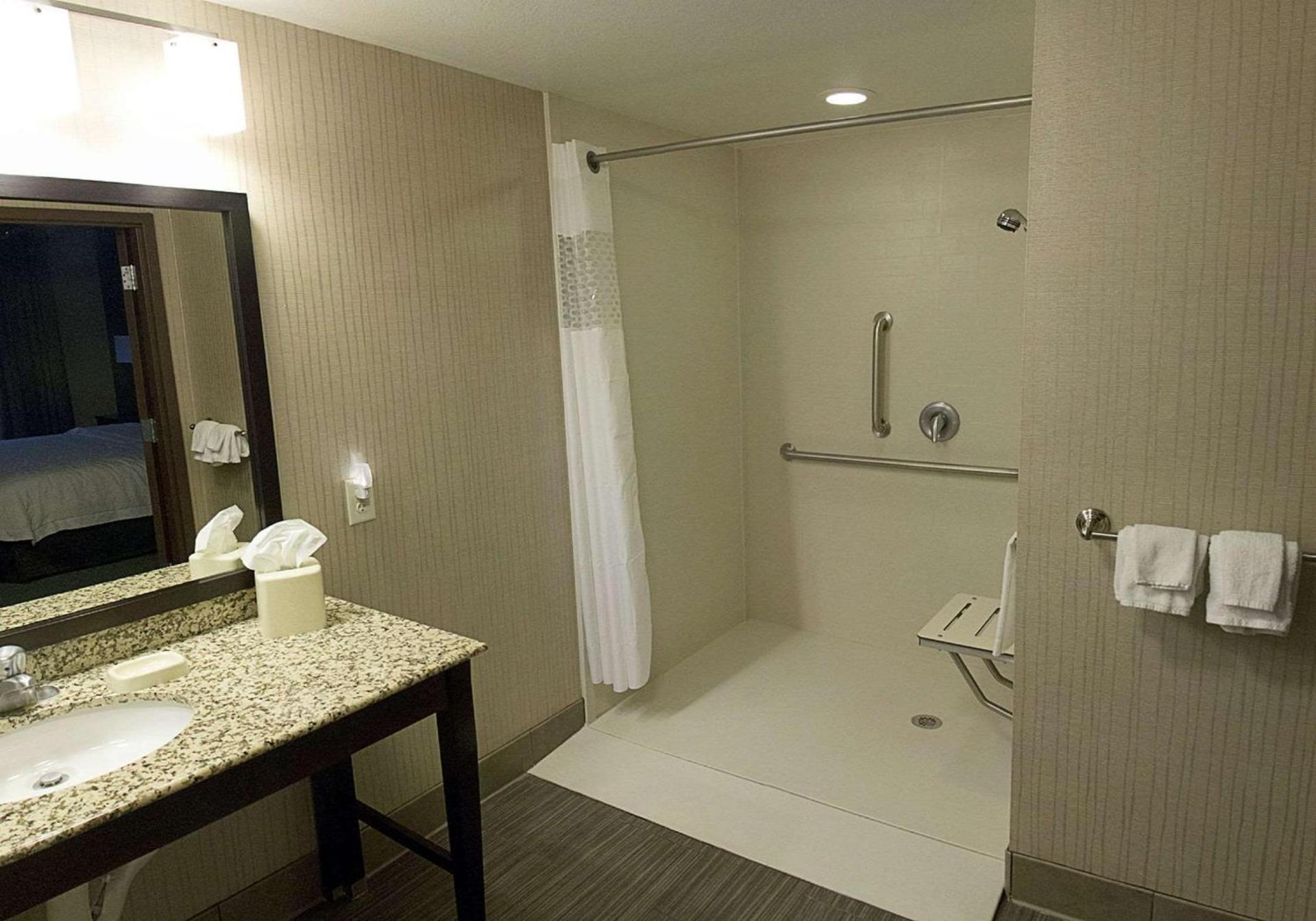 Hampton Inn & Suites Bismarck Northwest photo 20