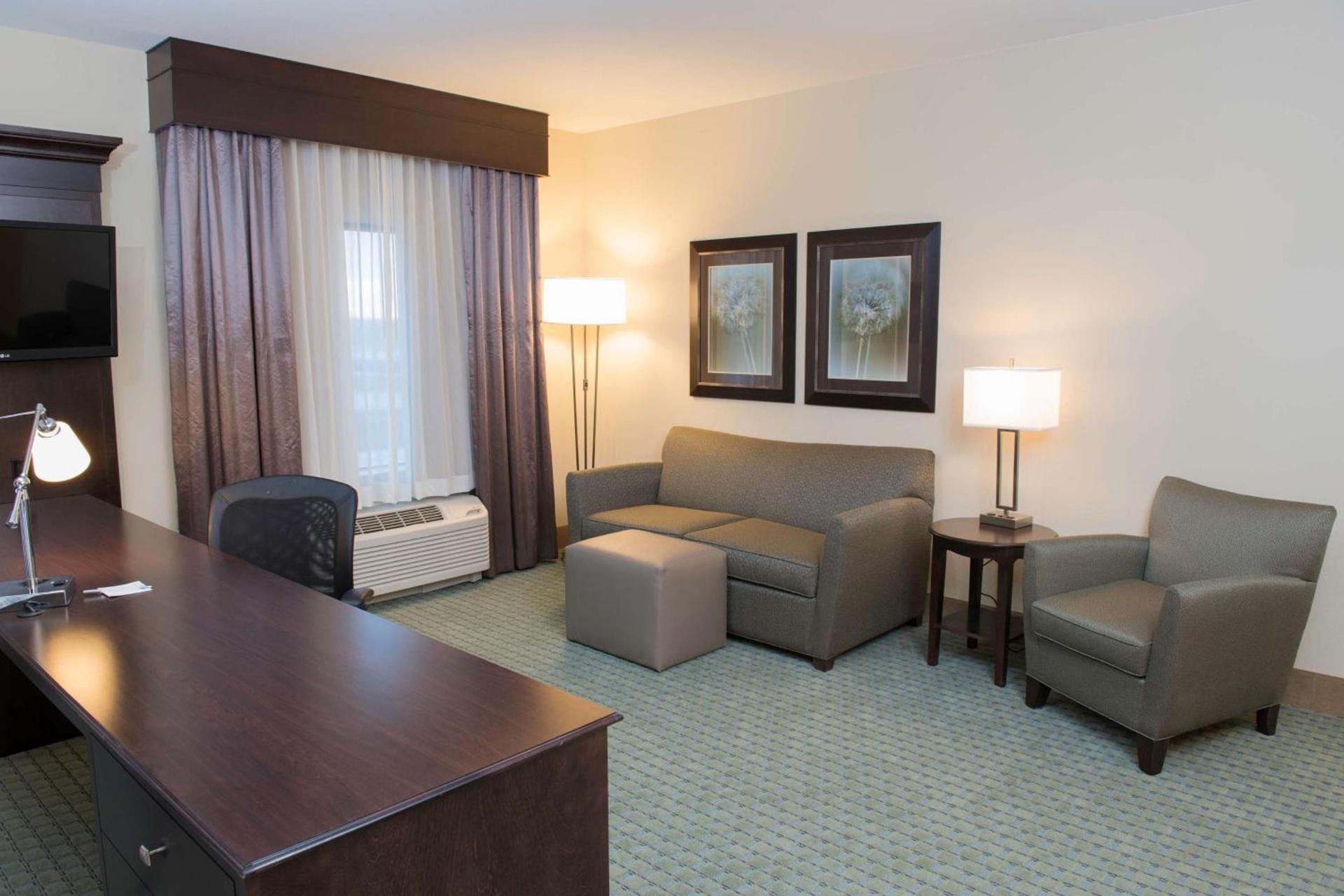 Hampton Inn & Suites Bismarck Northwest photo 21