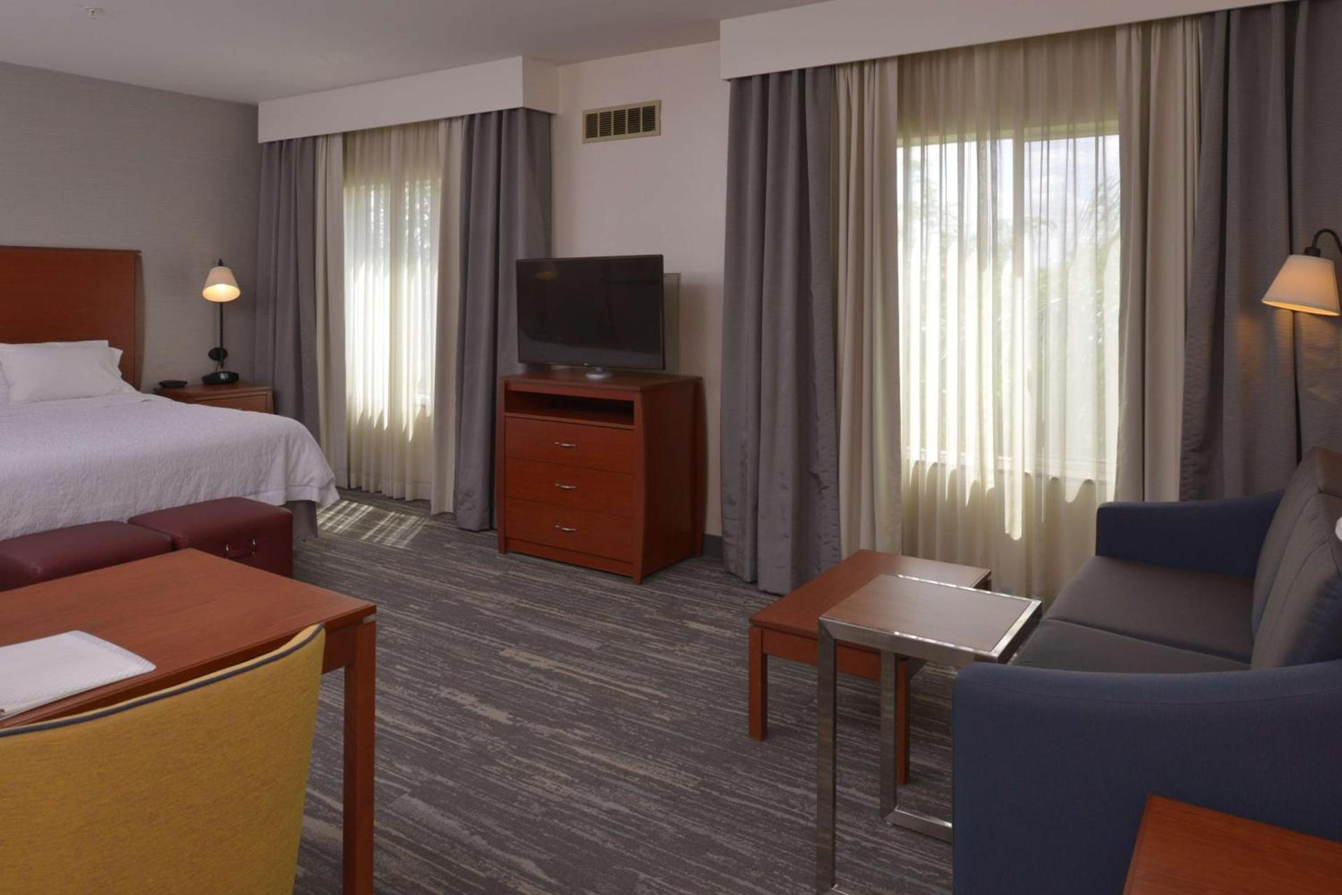 Hampton Inn and Suites Bakersfield North-Airport photo 32