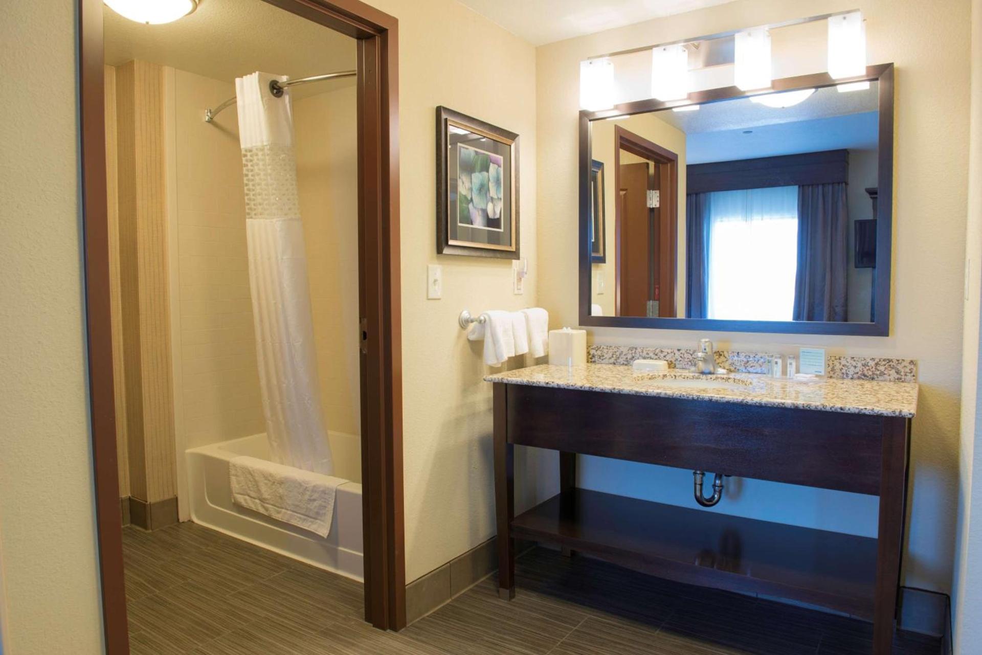 Hampton Inn & Suites Bismarck Northwest photo 23