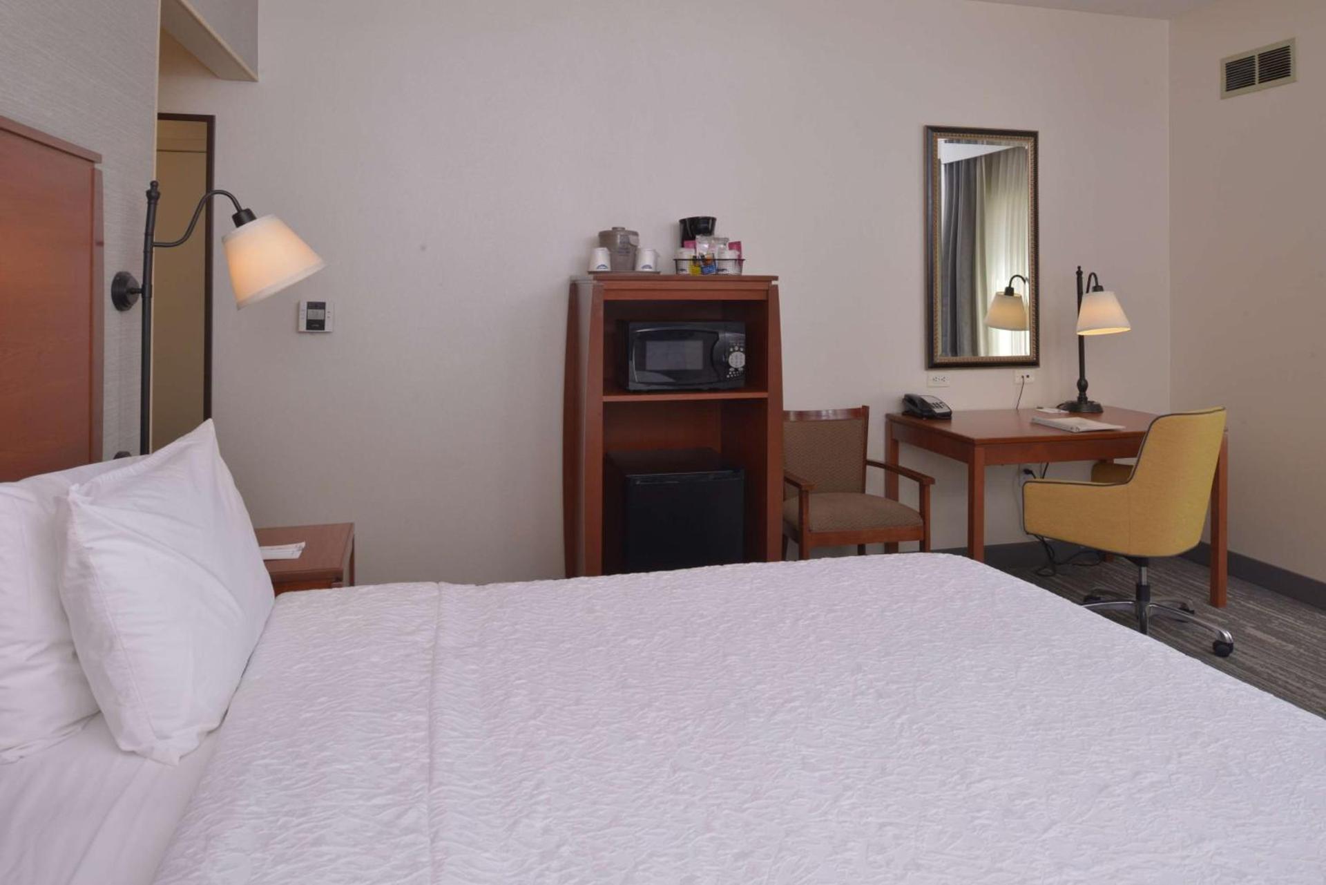 Hampton Inn and Suites Bakersfield North-Airport photo 18