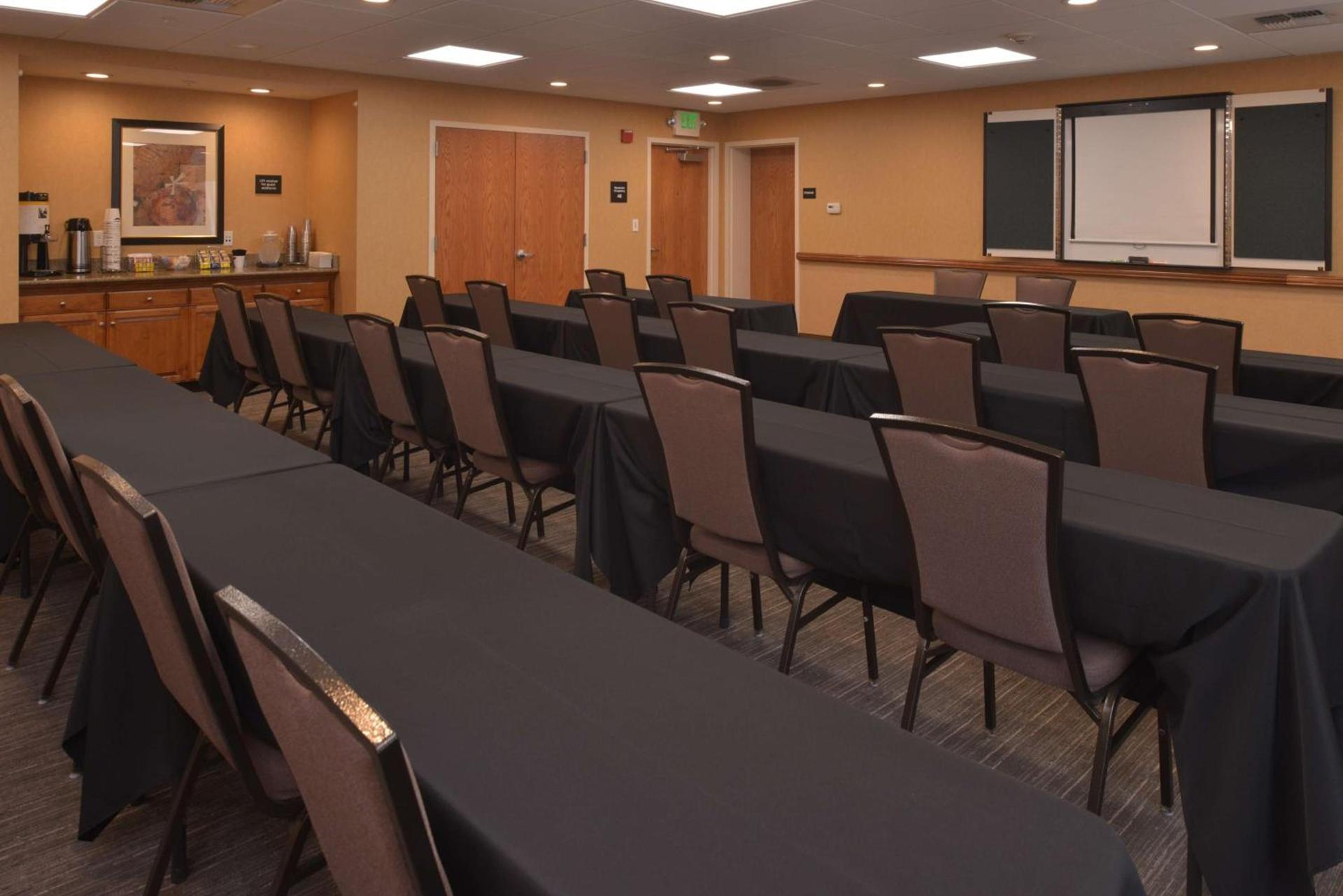 Hampton Inn and Suites Bakersfield North-Airport photo 22