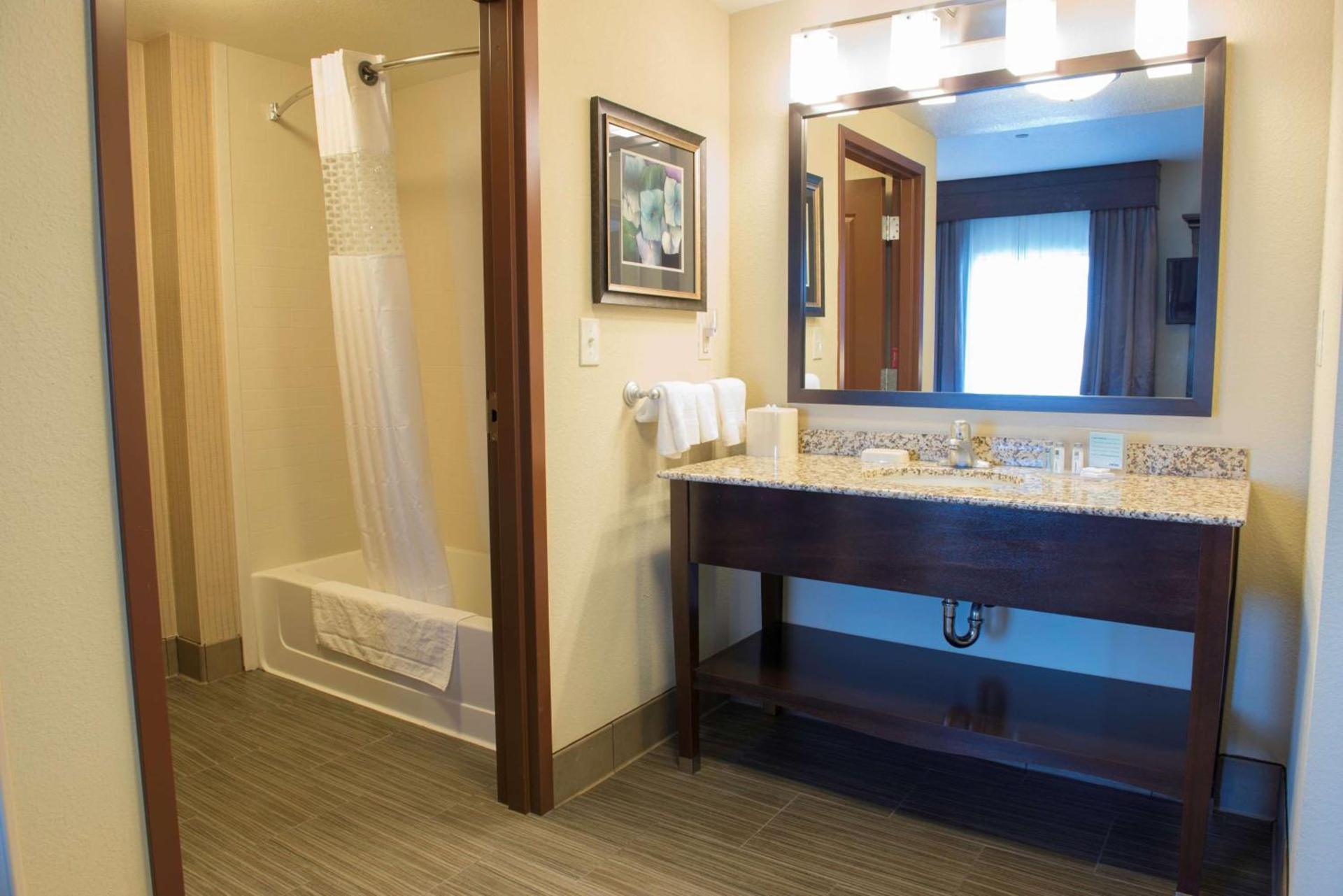 Hampton Inn & Suites Bismarck Northwest photo 26