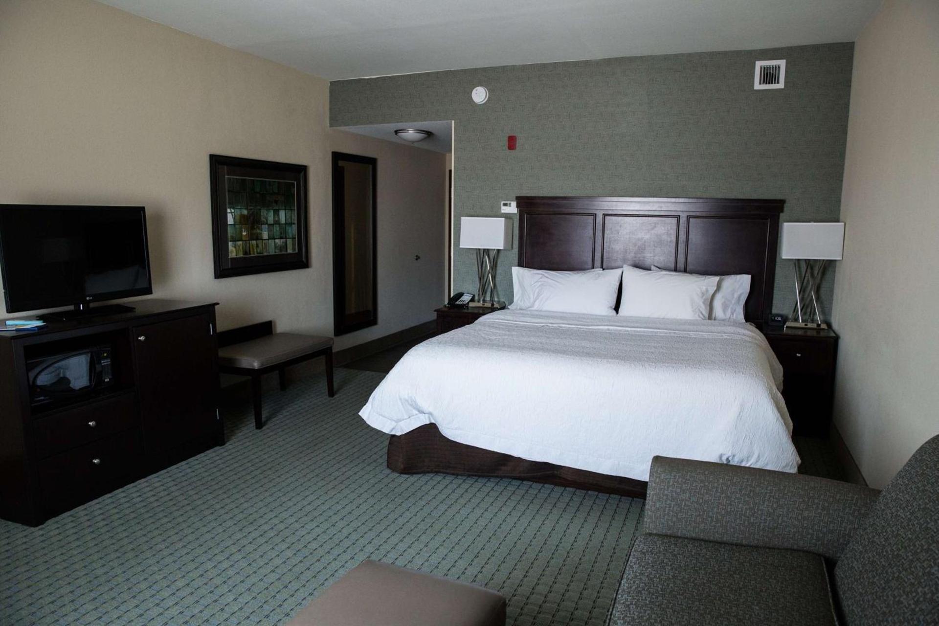Hampton Inn & Suites Bismarck Northwest photo 28