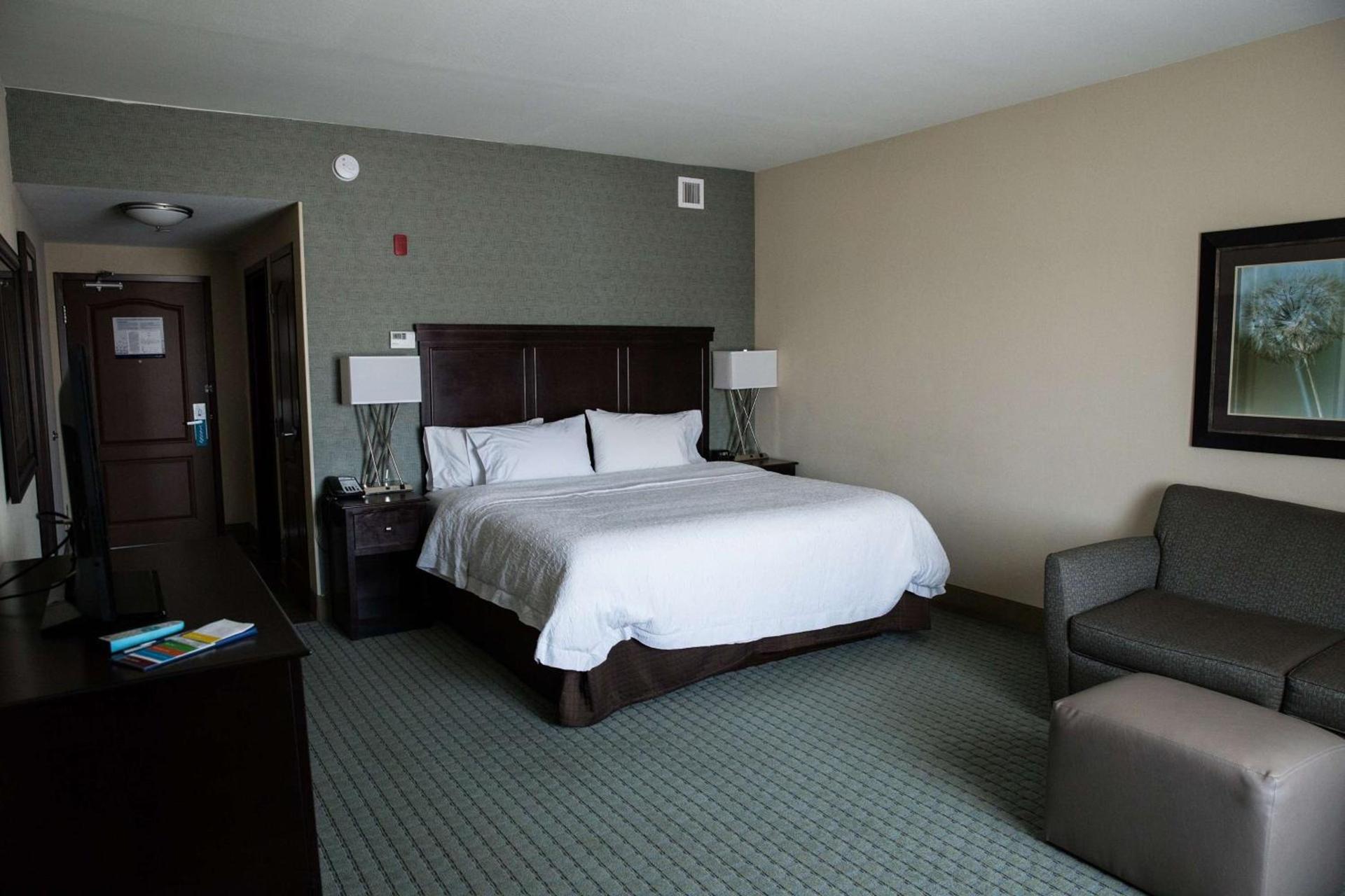 Hampton Inn & Suites Bismarck Northwest photo 29
