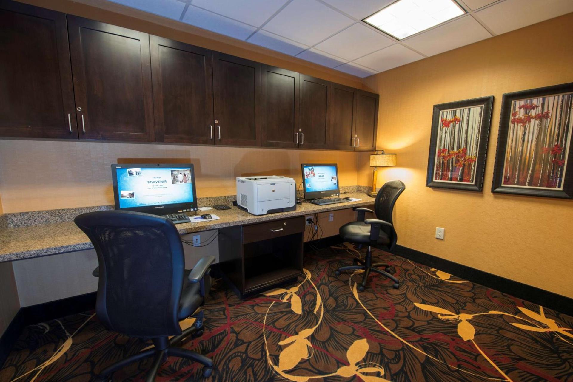 Hampton Inn & Suites Bismarck Northwest photo 32