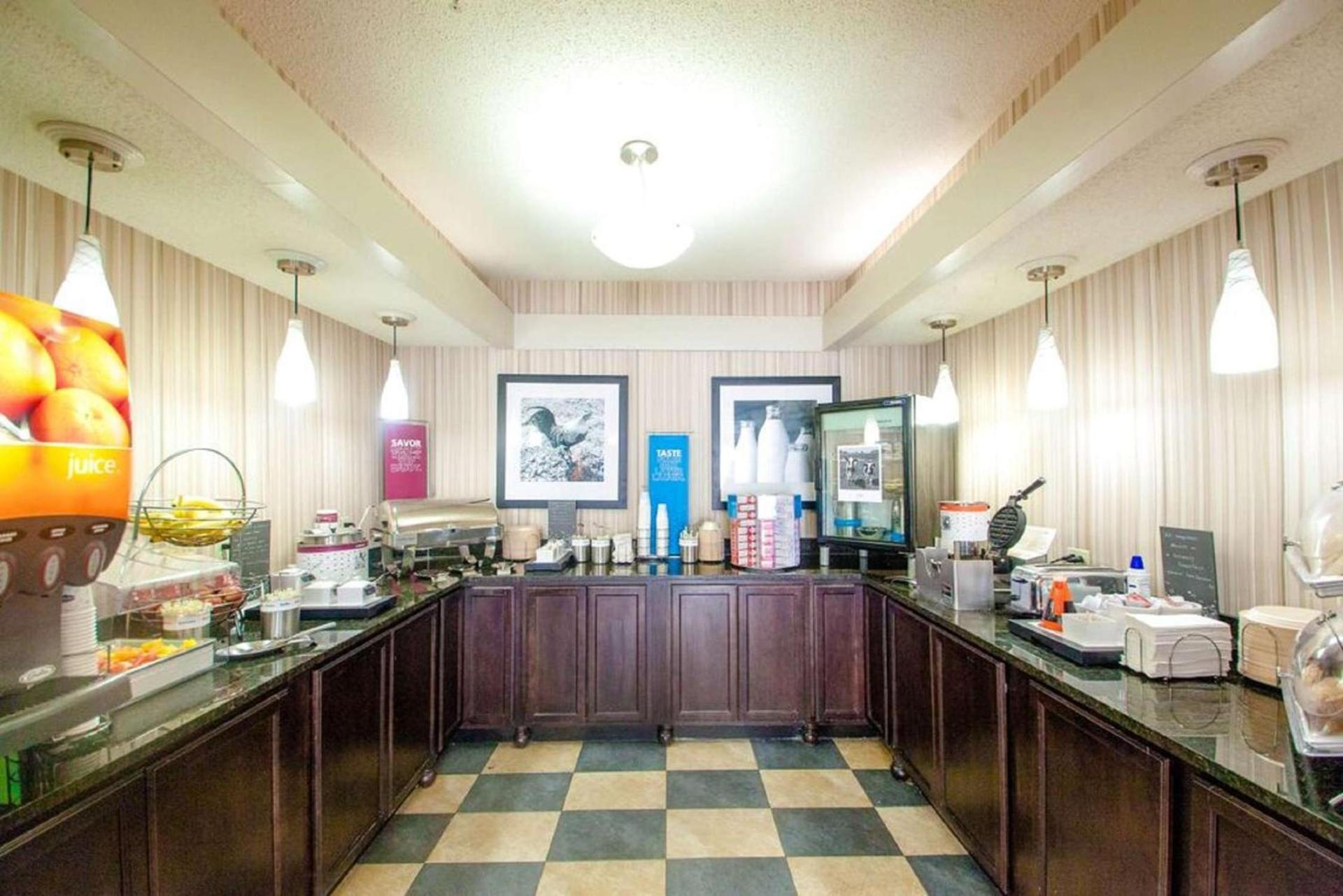 Hampton Inn Bloomington West photo 8