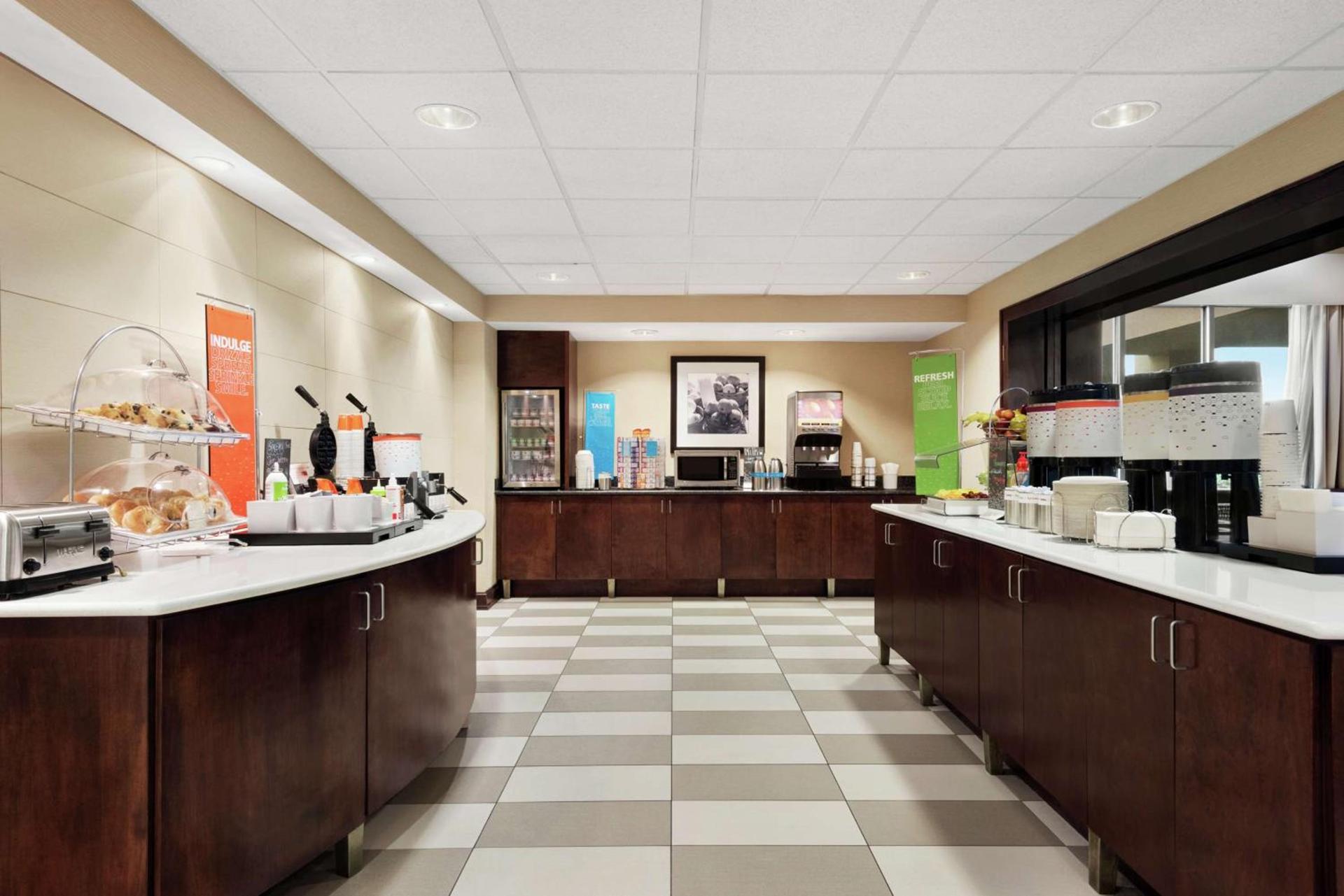 Hampton Inn & Suites Brunswick photo 10
