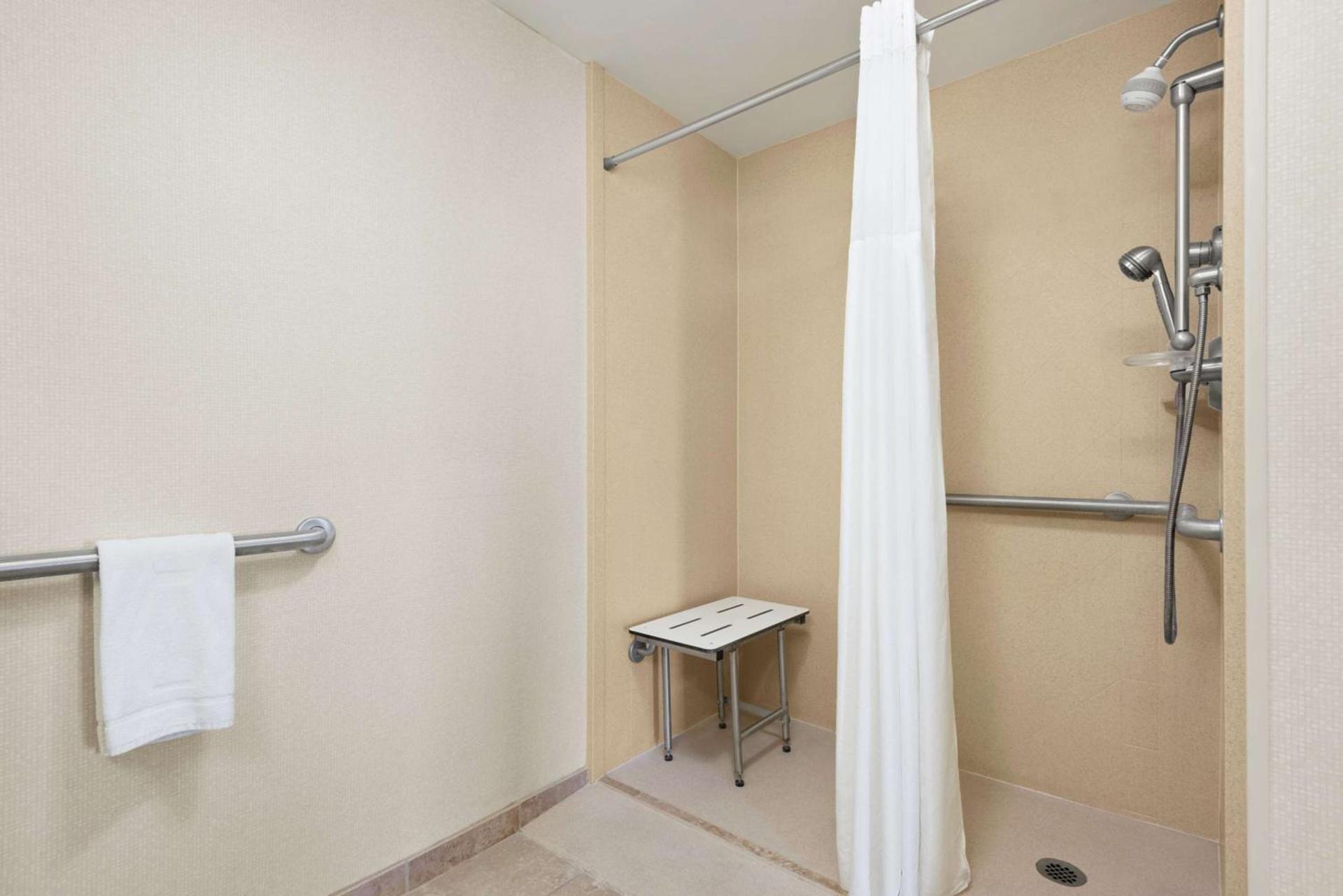 Hampton Inn & Suites Brunswick photo 15