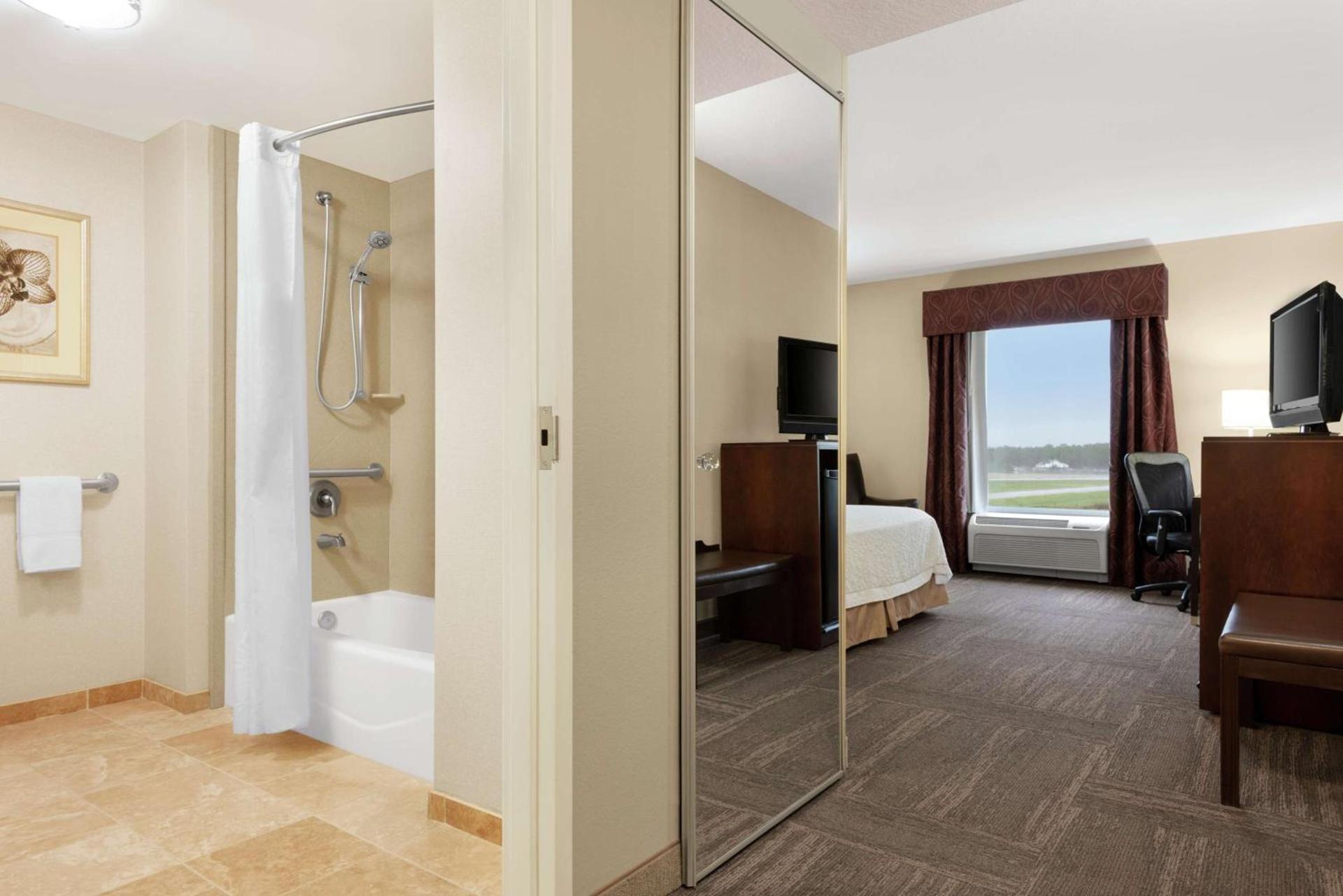 Hampton Inn & Suites Brunswick photo 19