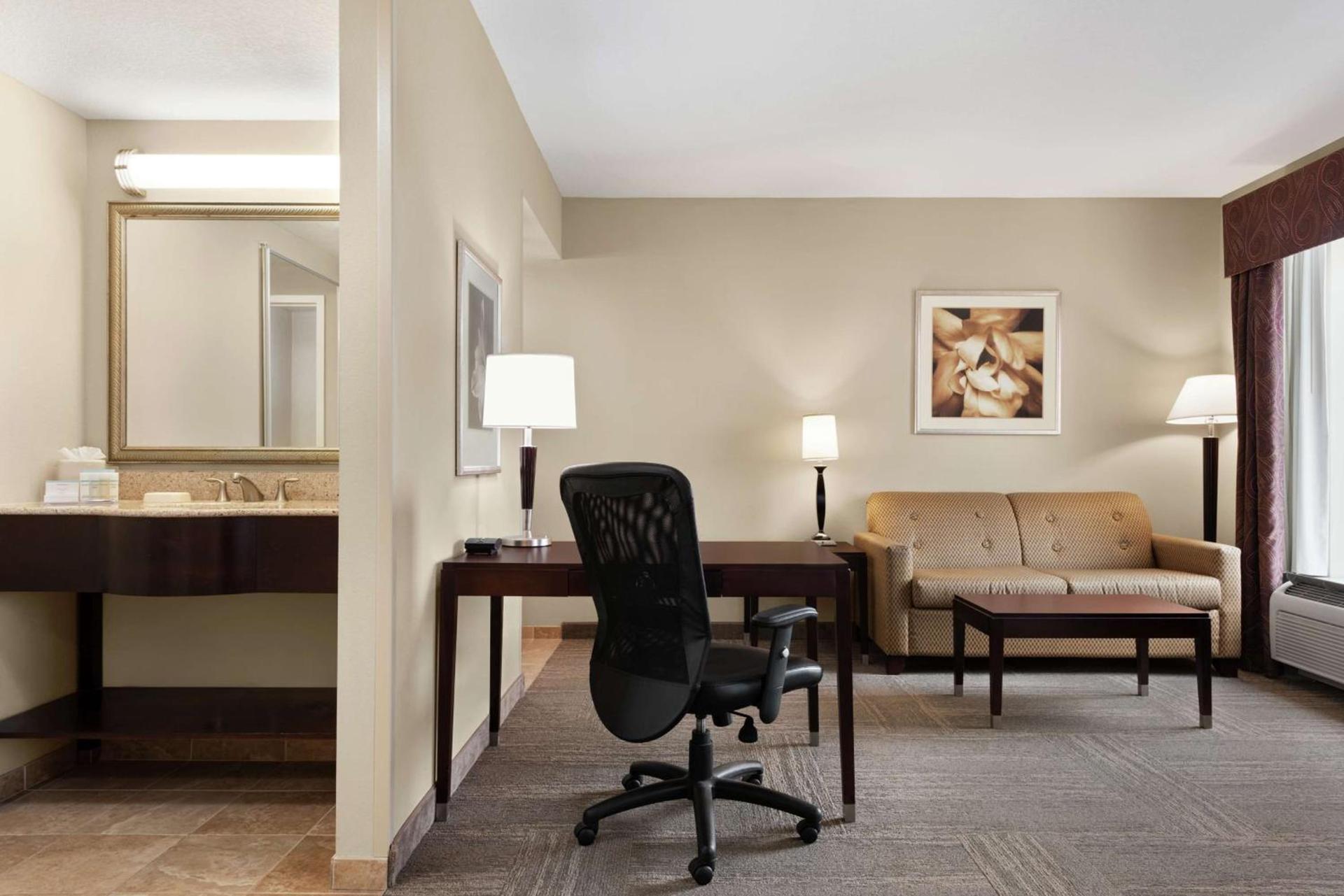 Hampton Inn & Suites Brunswick photo 21